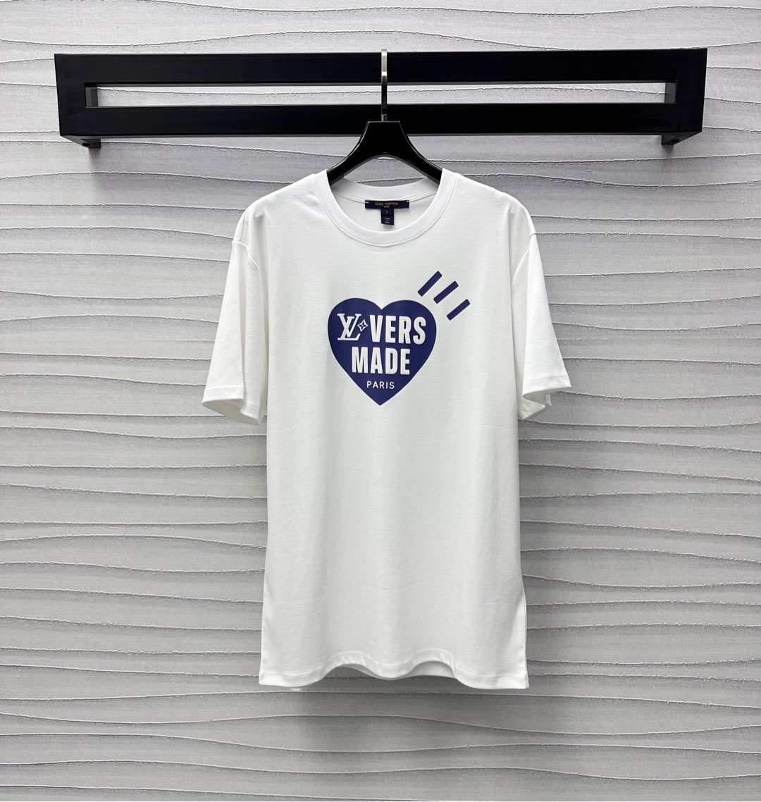 NO:318875,Louis Vuitto*2025 new product is available for printing round neck short sleeve custom YB imported native cotton material breathable and comfortable, full of drape. The front edge of the chest is restored by printing technology. The key colors depict the letter logo love pattern to highlight the brand tone. The portrait print on the back adds a sense of styling and creates a personalized style. The development of surface accessories. Loose T-shirt style and tailoring. Single wear and stylish inner wear. Both men and women can control it. High-version 2 colors,,louis vuitton, T-shirt,tees, t-shirt,alexander wang19860909Louis Vuitto*2025新品上架印花圆领短袖定制YB进口原生全棉材质 透气舒适 垂坠感十足 胸前沿用印花工艺还原色彩 重点色描绘字母徽标爱心图案 彰显品牌调性 后背人像印花点缀 增添造型层次感 打造个性风格 面辅料开发 宽松T恤版型剪裁 单穿内搭出彩时髦 男女均可驾驭 高版本2色,,louis vuitton,T-shirt,tees，t-shirt,alexander wang,Women's clothing