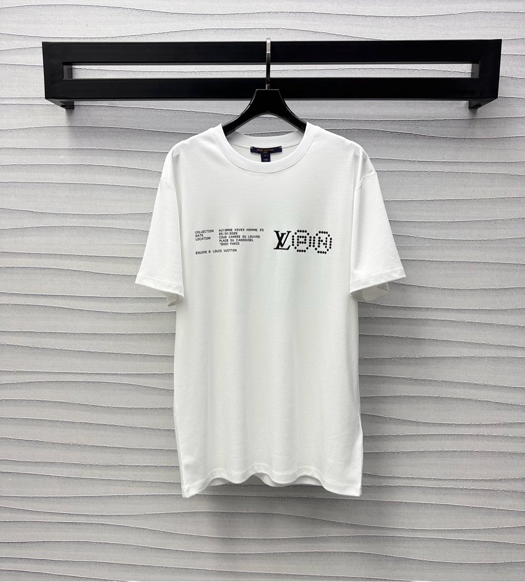 NO:318877,Louis Vuitto*2025 new product is available for printing round neck short sleeve custom YB imported native cotton material breathable and comfortable, full of drape. The front edge of the chest is restored by printing technology. The key colors depict the letter logo love pattern to highlight the brand tone. The portrait print on the back adds a sense of styling and creates a personalized style. The surface and auxiliary materials are developed. Loose T-shirt style and tailoring. Single wear and stylish inner wear. Both men and women can control it. High-end version,,louis vuitton,T-shirt,tees,t-shirt,alexander wang19860909Louis Vuitto*2025新品上架印花圆领短袖定制YB进口原生全棉材质 透气舒适 垂坠感十足 胸前沿用印花工艺还原色彩 重点色描绘字母徽标爱心图案 彰显品牌调性 后背人像印花点缀 增添造型层次感 打造个性风格 面辅料开发 宽松T恤版型剪裁 单穿内搭出彩时髦 男女均可驾驭 高版本,,louis vuitton,T-shirt,tees，t-shirt,alexander wang,Women's clothing