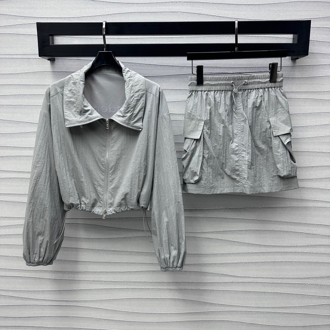 NO:318855,Alexanderwan*2025 new product zipper charge jacket short skirt set customized YB imported recycled nylon material slightly wrinkled texture high-end stylish stand collar drawstring zipper jacket with two-way zipper adjustment design on the front to add layering of the shape. The iconic embroidered letters on the back show the brand tone. Simple and fashionable. It can be matched with series short skirts. Symmetrical work pocket decoration. Rich visual effects. The grid liner is breathable and comfortable. Full texture. The surface and auxiliary materials are developed. The complete set of upper body can easily control the outfit during daily outdoor activities. High-version 2 colors,, skirts, jackets & coats, alexander wang19860909Alexanderwan*2025新品上架拉链冲锋外套短裙套装定制YB进口再生尼龙材质 质感微皱 高级有型 立领抽绳拉链外套 前襟双向拉链调节设计 增添造型层次感 后背标志性刺绣字母点缀 彰显品牌调性 简约不失时尚感 可搭配系列短裙 对称工装口袋装饰 丰富视觉效果 网格内衬透气舒适 质感十足 面辅料开发 成套上身日常出行户外活动都能轻松驾驭穿搭 高版本2色,,skirts,jackets & coats,alexander wang,Women's clothing