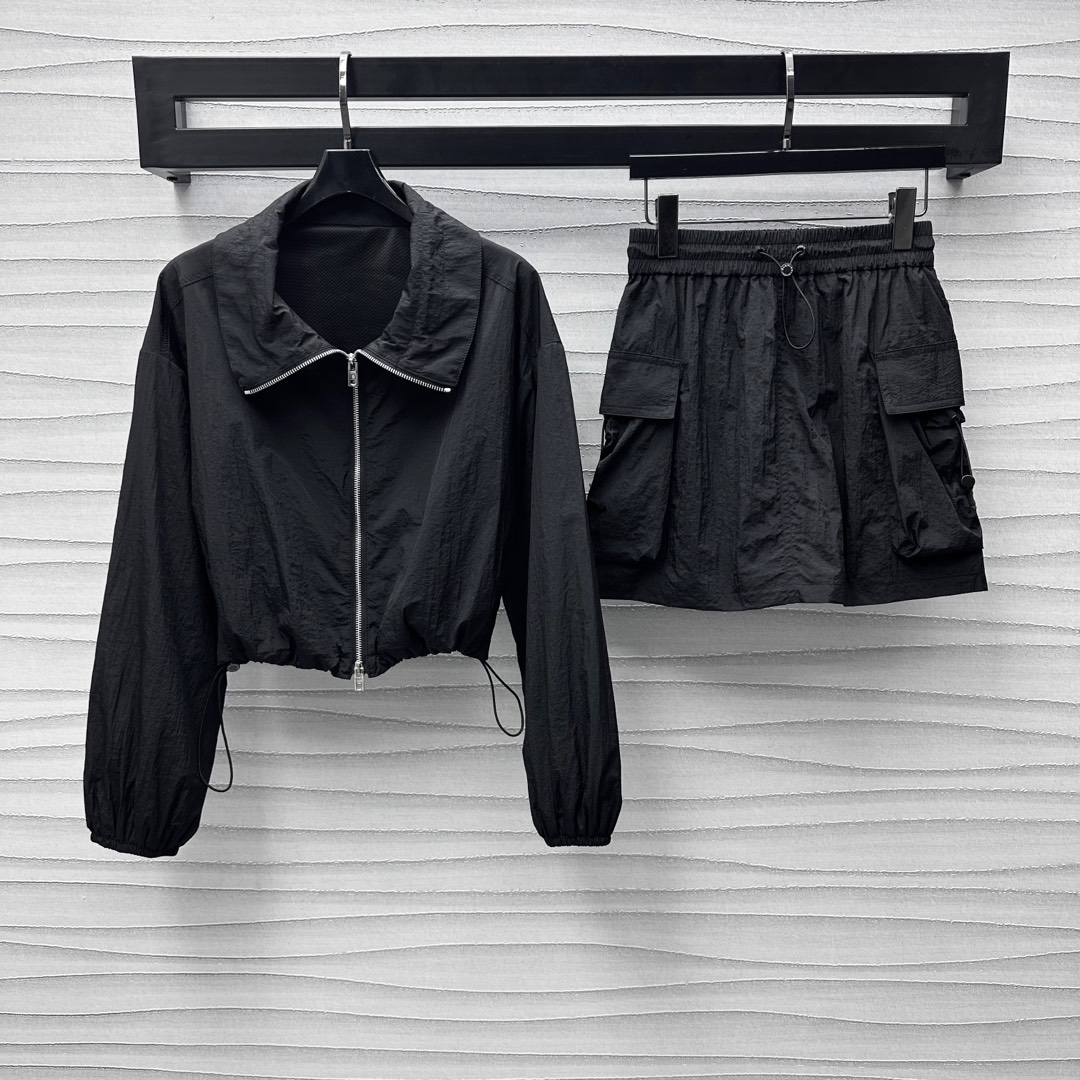 NO:318861,Alexanderwan*2025 new product zipper charge jacket short skirt set customized YB imported recycled nylon material slightly wrinkled texture high-end stylish stand collar drawstring zipper jacket with two-way zipper adjustment design on the front to add layering of the shape. The iconic embroidered letters on the back show the brand tone. Simple and fashionable. It can be matched with series short skirts. Symmetrical work pocket decoration. Rich visual effects. The grid liner is breathable and comfortable. Full texture. The surface and auxiliary materials are developed. The complete set of upper body can easily control the outfit during daily outdoor activities. High-version 2 colors,, skirts, jackets & coats, alexander wang19860909Alexanderwan*2025新品上架拉链冲锋外套短裙套装定制YB进口再生尼龙材质 质感微皱 高级有型 立领抽绳拉链外套 前襟双向拉链调节设计 增添造型层次感 后背标志性刺绣字母点缀 彰显品牌调性 简约不失时尚感 可搭配系列短裙 对称工装口袋装饰 丰富视觉效果 网格内衬透气舒适 质感十足 面辅料开发 成套上身日常出行户外活动都能轻松驾驭穿搭 高版本2色,,skirts,jackets & coats,alexander wang,Women's clothing