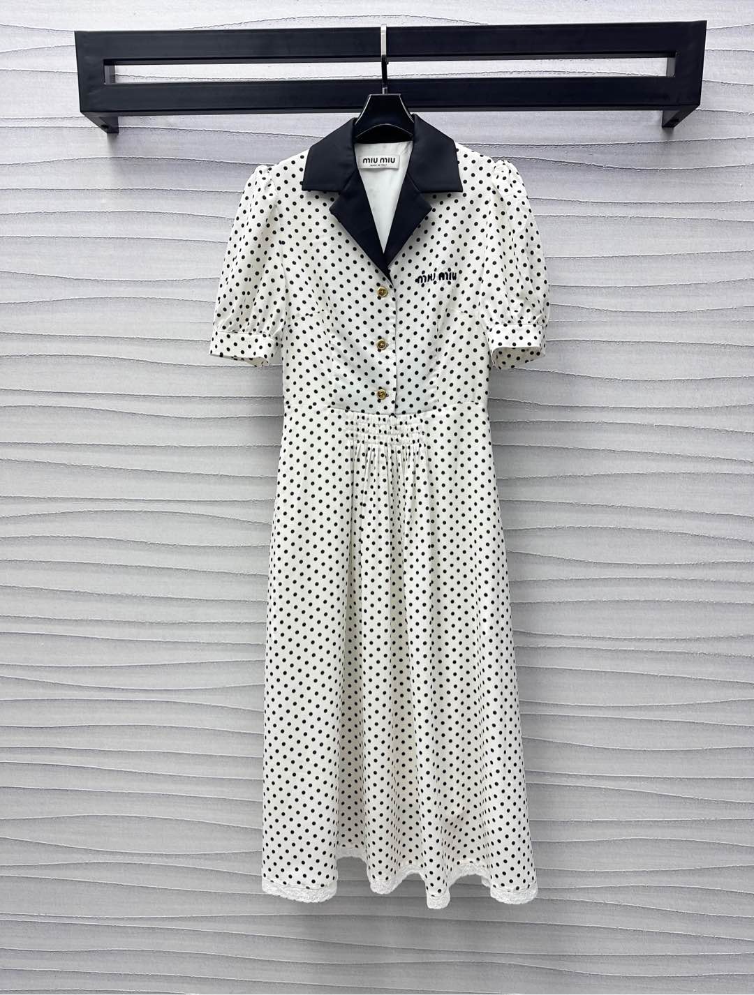 NO:318853,Miumi*2025 new product is available for the shelves of retro polka dot dresses custom YB imported twill material, silky and comfortable hanging, collar decoration is spliced ​​contrasting design, matched with puff cuffs, add layering, elegant and high-end, half-pallet single-row metal button adjustment, gold shows luxury, full-print polka dot pattern elements, retro fashion, iconic letter embroidery logo embellishment on the chest, highlighting the brand tone, waist waist is more showing body proportions, surface auxiliary materials development, lapel short-sleeved dress tailoring, daily commuting and date must be worn, high-version 2 colors,,miumiu, skirts, T-shirt, alexander wang19860909Miumi*2025新品上架复古波点连衣裙定制YB进口斜纹绸材质 丝滑舒适垂顺 衣领饰以拼接撞色设计 配合泡泡袖口处理 增添造型层次感 优雅高级 半开襟单排金属纽扣调节 金色尽显奢华 满印波点图案元素 复古时尚 胸前标志性字母刺绣徽标点缀 彰显品牌调性 腰间收腰更显身材比例 面辅料开发 翻领短袖连衣裙剪裁 日常通勤约会必备穿搭  高版本2色,,miumiu,skirts,T-shirt,alexander wang,Women's clothing