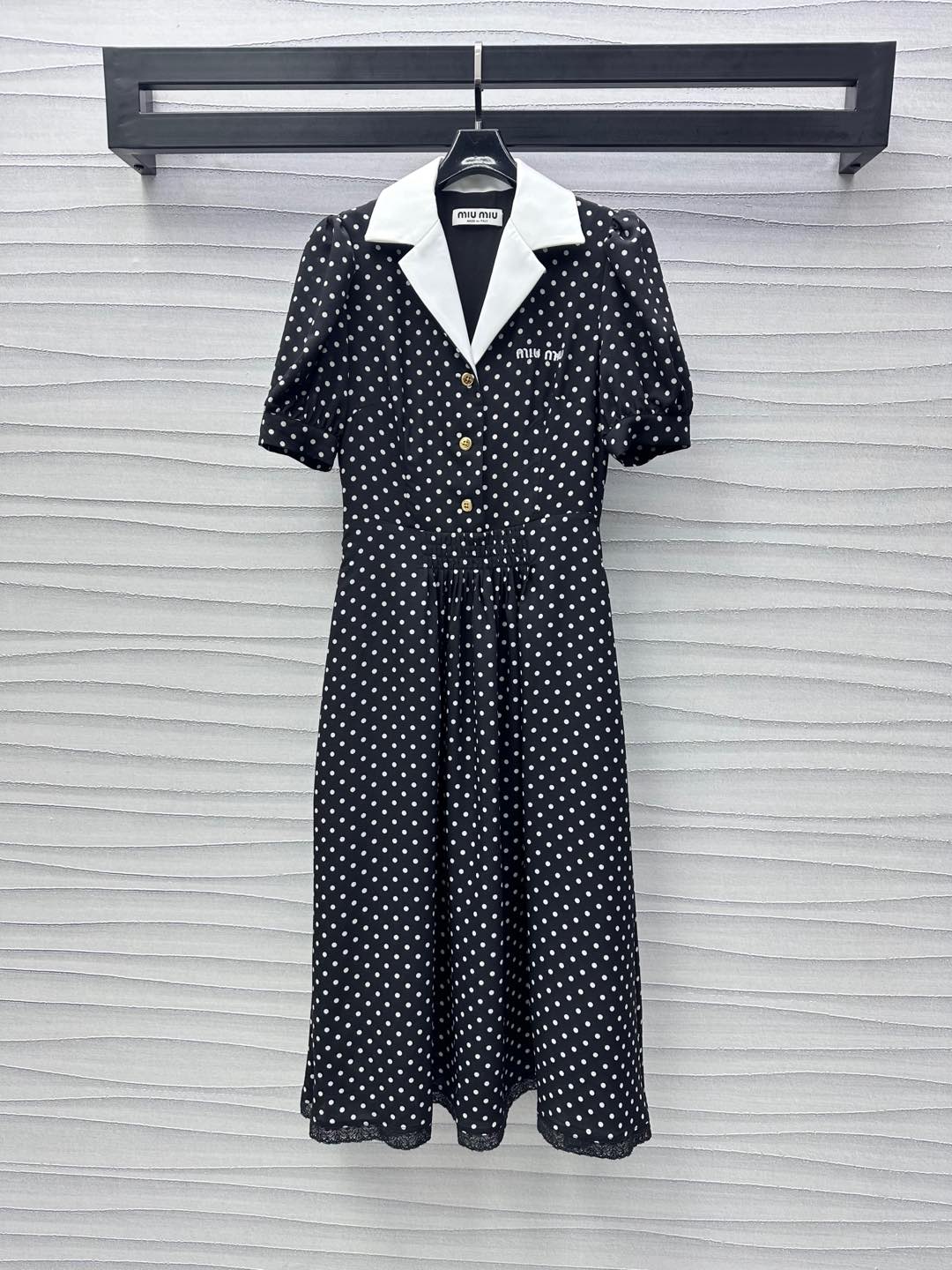 NO:318859,Miumi*2025 new product is available for custom retro polka dot dresses, custom YB imported twill material, silky and comfortable hanging, collar decoration is spliced ​​contrasting design, matched with puff cuffs, add layering, elegant and high-end, half-pallet single-row metal button adjustment, gold shows luxury, full-print polka dot pattern elements, retro fashion, iconic letter embroidery logo embellishment on the chest, highlighting the brand tone, waist waist is more showing body proportions, surface auxiliary materials development, lapel short-sleeved dress tailoring, must-have outfits for daily commuting and dates, high-version 2 colors,,miumiu, skirts, T-shirt, alexander wang19860909Miumi*2025新品上架复古波点连衣裙定制YB进口斜纹绸材质 丝滑舒适垂顺 衣领饰以拼接撞色设计 配合泡泡袖口处理 增添造型层次感 优雅高级 半开襟单排金属纽扣调节 金色尽显奢华 满印波点图案元素 复古时尚 胸前标志性字母刺绣徽标点缀 彰显品牌调性 腰间收腰更显身材比例 面辅料开发 翻领短袖连衣裙剪裁 日常通勤约会必备穿搭  高版本2色,,miumiu,skirts,T-shirt,alexander wang,Women's clothing