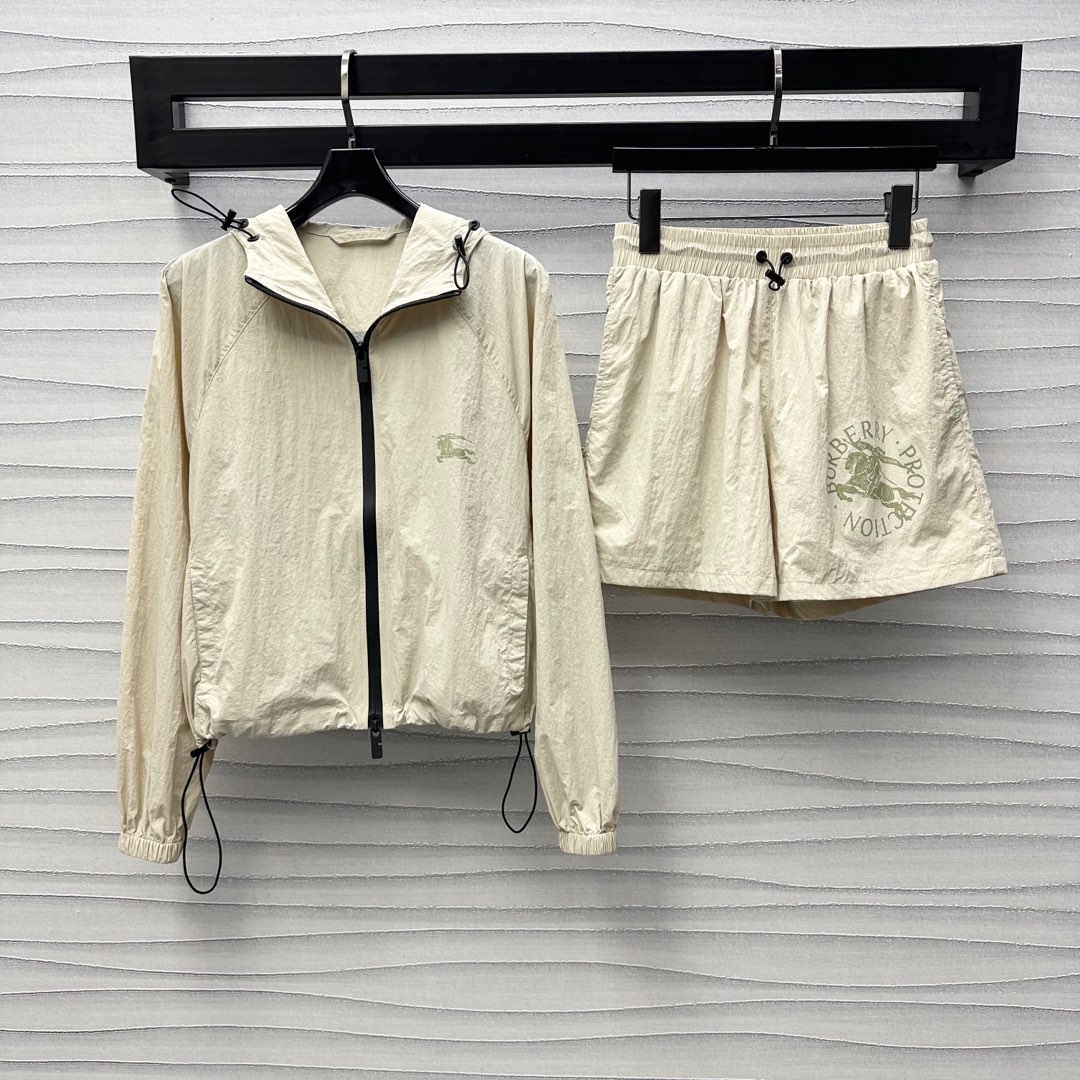 NO:318848,Bur BBR*2025 new product hooded jacket shorts set customized YB imported recycled nylon material breathable and comfortable and stylish surface accessories development Hooded jacket shorts casual suit The front edge of the chest is adjusted with two-way slit zipper, tightened with drawstrings to add a sense of styling, forming a structural collision, highlighting the casual and fashionable feeling of workwear, and the visual effect is richer. The chest is embellished with the war horse logo printed pattern, echoing the back pants side, highlighting the brand tone, laying the high-end trend positioning, the set of upper body is fashionable and fashionable, high version 2 colors, burberry, shorts, jackets & coats, hats, alexander wang19860909Bur BBR*2025新品上架连帽外套短裤套装定制YB进口再生尼龙材质 透气舒适有型 面辅料开发 连帽外套短裤休闲套装 胸前沿用双向开衩拉链调节 配合抽绳收紧设计 增添造型层次感 形成结构性碰撞 凸显工装休闲时尚感 视觉效果更显丰富 胸前点缀战马徽标印花图案 呼应后背裤侧 彰显品牌调性 奠定高端潮流定位 成套上身时髦洋气 高版本2色,,burberry,shorts,jackets & coats,hats,alexander wang,Women's clothing
