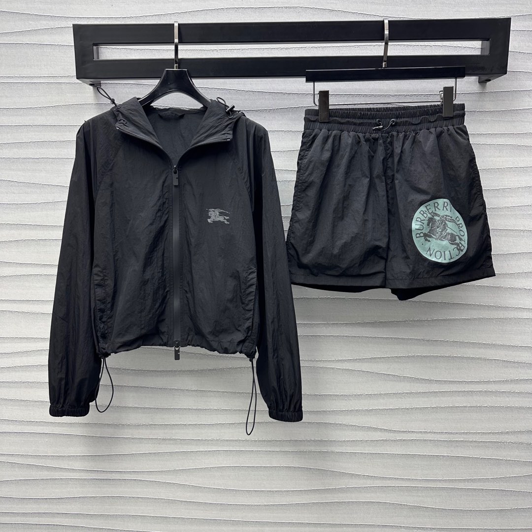 NO:318842,Bur BBR*2025 new product hooded jacket shorts set customized YB imported recycled nylon material breathable and comfortable and stylish surface accessories development Hooded jacket shorts casual suit The front edge of the chest is adjusted with two-way slit zipper, tightened with drawstrings to add a sense of styling, forming a structural collision, highlighting the casual and fashionable feeling of workwear, and the visual effect is richer. The chest is embellished with the war horse logo printed pattern, echoing the back pants side, highlighting the brand tone, laying the high-end trend positioning, the set of upper body is fashionable and fashionable, high version 2 colors, burberry, shorts, jackets & coats, hats, alexander wang19860909Bur BBR*2025新品上架连帽外套短裤套装定制YB进口再生尼龙材质 透气舒适有型 面辅料开发 连帽外套短裤休闲套装 胸前沿用双向开衩拉链调节 配合抽绳收紧设计 增添造型层次感 形成结构性碰撞 凸显工装休闲时尚感 视觉效果更显丰富 胸前点缀战马徽标印花图案 呼应后背裤侧 彰显品牌调性 奠定高端潮流定位 成套上身时髦洋气 高版本2色,,burberry,shorts,jackets & coats,hats,alexander wang,Women's clothing