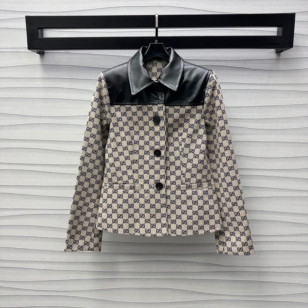 NO:318867,Gucc*2025 new product is on the shelves of Jacquard Leather Lapel Jacket Customized YB imported jacquard material, high-quality texture, high-quality double G logo, full of brand tone, highlighting the brand tone, shoulders are spliced ​​with black leather splicing design, and adjust with black buttons on the front to add layering, cut and smooth cut, showing the pros and cons of waist, reducing embellishment to make the overall look neat and simple, highlighting the elite temperament, surface accessories, lapel suit style tailoring, can be matched with the same series of trousers, fashionable and elegant suitable for daily commuting, and outfitting to create a high-end style. High-end version,, gucci, jackets & coats, business suit, alexander wang19860909Gucc*2025新品上架提花拼皮翻领外套定制YB进口提花材质 肌理高级品相上乘 通体双G徽标满铺 彰显品牌调性 肩膀沿用黑色皮质拼接设计 配合前襟黑色纽扣调节 增添造型层次感 裁剪垂顺流畅 显腰身改善利弊 减少缀饰让整体观感利落简洁 凸显精英气质 面辅料开发 翻领西装版型剪裁 可搭配同系列长裤 洋气优雅适合日常通勤 穿搭出优高级伦风格  高版本,,gucci,jackets & coats,business suit,alexander wang,Women's clothing