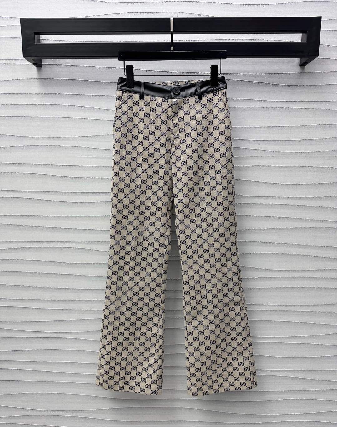 NO:318866,Gucc*2025 new product is available on the shelves of Jacquard leather straight trousers customized YB imported jacquard material, high-end texture, high-quality, double G logo full of all body, highlighting the brand tone, black leather splicing design is used at the waist to add layered look, make the waist fit the body, reduce embellishment, make the overall look neat and simple, highlighting the elite temperament, surface accessories development, high-waist straight trousers style tailoring, can be matched with the same series of jackets, fashionable and elegant suitable for daily commuting, and outfits to create high-end style, high-end version, gucci, jackets & coats, alexander wang19860909Gucc*2025新品上架提花拼皮直筒长裤定制YB进口提花材质 肌理高级品相上乘 通体双G徽标满铺 彰显品牌调性 腰间沿用黑色皮质拼接设计 增添造型层次感 让腰身更贴合身形 减少缀饰让整体观感利落简洁 凸显精英气质 面辅料开发 高腰直筒西裤版型剪裁 可搭配同系列外套 洋气优雅适合日常通勤 穿搭出优高级伦风格  高版本,,gucci,jackets & coats,alexander wang,Women's clothing