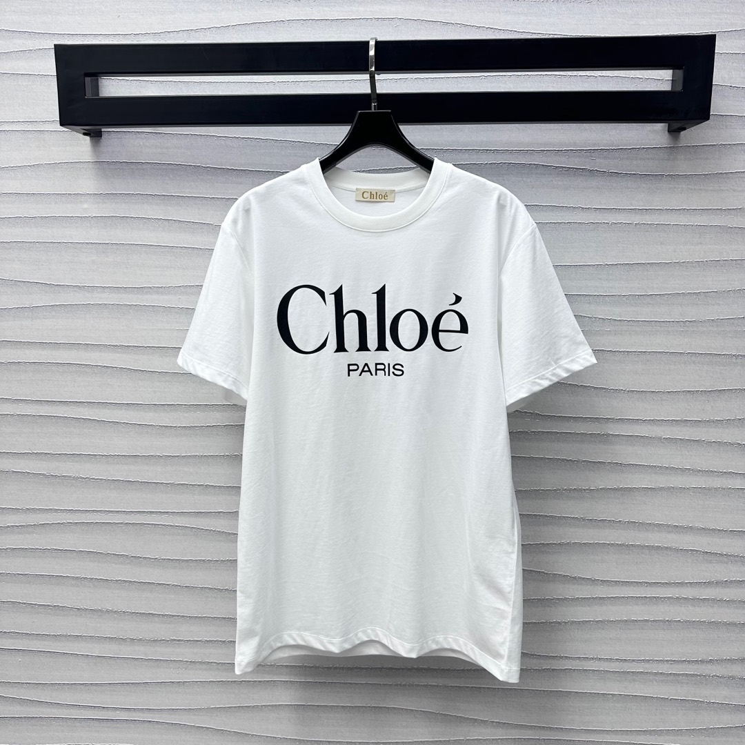 NO:318854,Chlo*2025 new product is available for round neck letter customization YB imported native cotton material breathable and comfortable, full texture, iconic letter pattern embellishment, highlighting the brand tone, surface auxiliary material development, loose short-sleeved T-shirt tailoring, single wear, stylish, fashionable, both men and women can control the outfits. High-version 2 colors, chloe, T-shirt, tees, t-shirt, alexander wang19860909Chlo*2025新品上架圆领字母定制YB进口原生全棉材质 透气舒适 质感十足 大身标志性字母图案点缀 彰显品牌调性 面辅料开发 宽松短袖T恤剪裁 单穿内搭出彩时髦 男女均可驾驭穿搭 高版本2色,,chloe,T-shirt,tees，t-shirt,alexander wang,Women's clothing