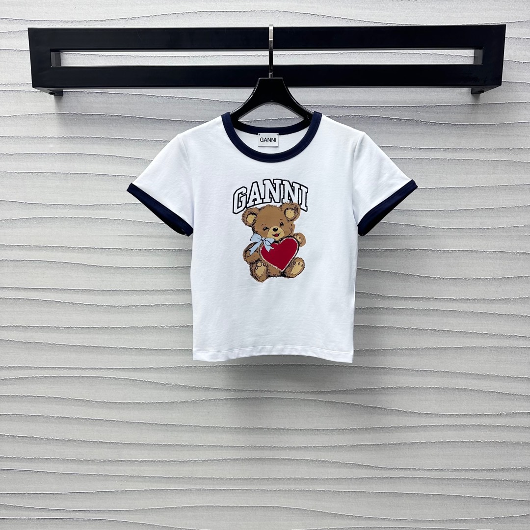 NO:318871,Gann*2025 new product is on the shelves of printed bear letters customized YB imported native cotton material, breathable and comfortable, full texture, the cuff neckline is decorated with contrasting thread edge-covered details to add layered style Winnie the Pooh print pattern on the chest iconic letter embellishment highlights the brand tone Slim short T-shirt tailoring to create a unique creativity Single wear inner wear is brilliant and fashionable High-end version, tees, t-shirt, alexander wang19860909Gann*2025新品上架印花小熊字母定制YB进口原生全棉材质 透气舒适 质感十足 袖口领口饰以撞色螺纹包边细节设计 增添造型层次感 胸前小熊维尼印花图案 标志性字母点缀 彰显品牌调性 修身短款T恤剪裁 打造个性创意 单穿内搭出彩时髦  高版本,,tees，t-shirt,alexander wang,Women's clothing