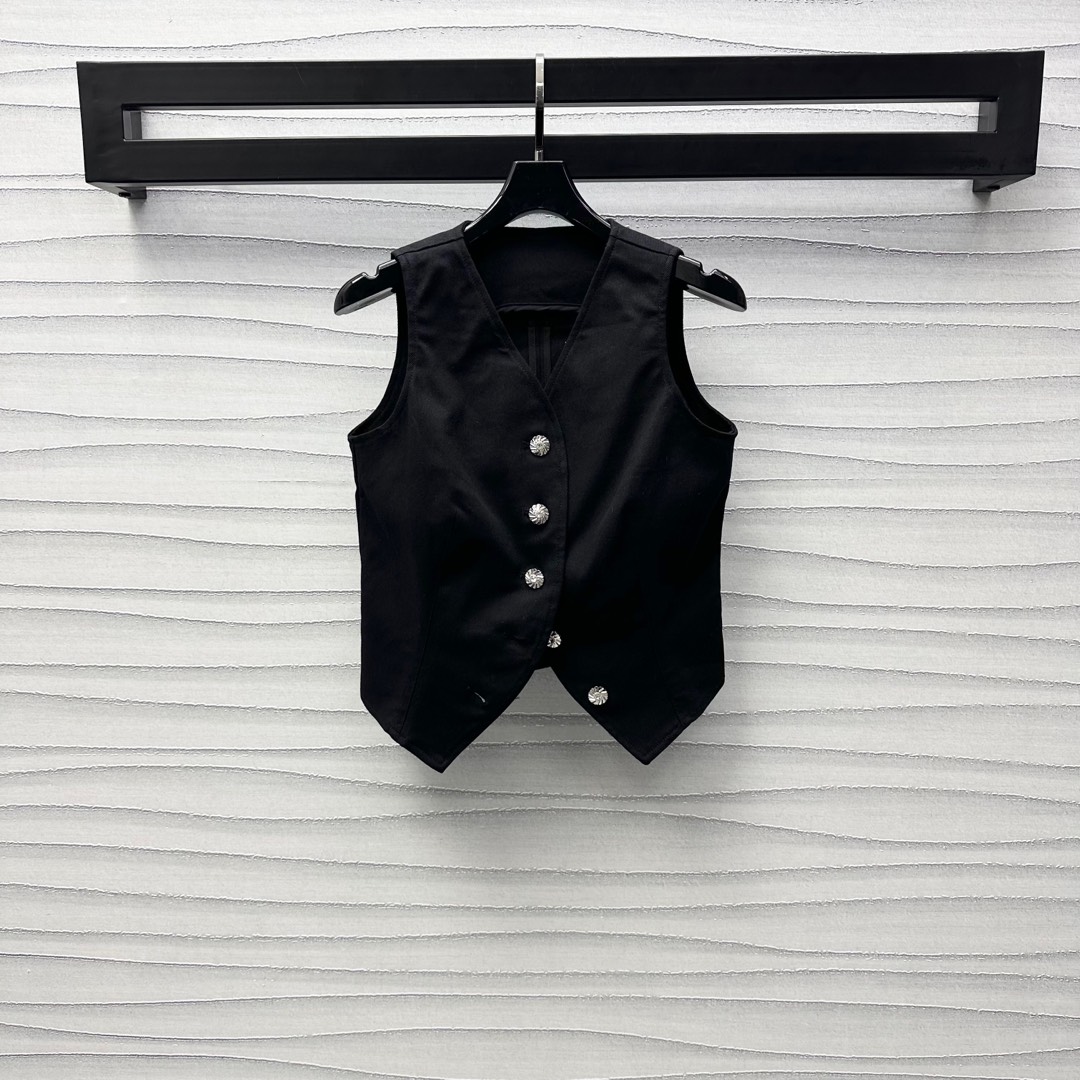 NO:318838,Louis Vuitto*2025 new product launches diamond buckle denim vest custom YB imported twill cotton denim material Enzyme multiple wash retro style not easy to discolor, front closure decoration is decorated with heavy-duty mold diamond buckle adjustment design to highlight the brand tone, more high-end and atmospheric, three-dimensional cut at waist outline curves, hem slit treatment to add styling layering, surface auxiliary materials development, slim chicken heart-collar vest style tailoring, can be matched with the same series of trousers, complete set of upper body is low-key and exquisite, sexy and charming versatile and slim style, the first choice for summer fashion outfits, high-end version, louis vuitton, alexander wang19860909Louis Vuitto*2025新品上架钻扣牛仔马甲定制YB进口斜纹棉牛仔材质 酵素多重水洗 复古洋气 不易串色脱色 前襟饰以重工开模钻扣调节设计 彰显品牌调性 更显高端大气 腰间立体裁剪勾勒曲线 配合下摆开衩处理 增添造型层次感 面辅料开发 修身鸡心领马甲版型剪裁 可搭配同系列长裤 成套上身低调又精致 性感迷人百搭显瘦款 夏季时尚穿搭首选  高版本,,louis vuitton,alexander wang,Women's clothing