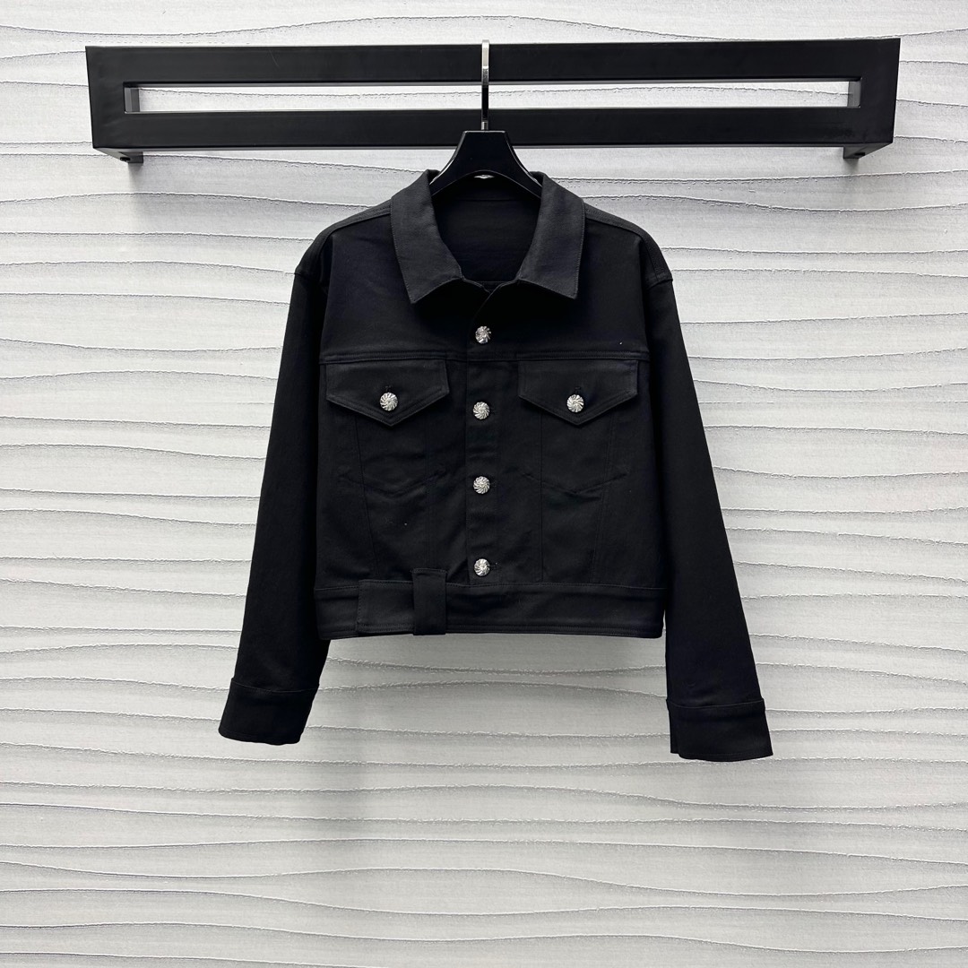 NO:318847,Louis Vuitto*2025 new product launches diamond buckle denim jacket custom YB imported twill cotton denim material Enzyme multiple wash retro style not easy to discolor, front closure decoration is decorated with heavy-duty diamond buckle adjustment design to highlight the brand tone more high-end and atmospheric, symmetrical flip pocket treatment on the chest, add layering, facial auxiliary material development, lapel jacket jacket style tailoring, can be matched with trousers in the same series, complete set of upper body is low-key and exquisite, sexy and charming versatile and slim style, the first choice for summer fashion outfits, high-end version, louis vuitton, jackets & coats, jackets & coats, alexander wang19860909Louis Vuitto*2025新品上架钻扣牛仔夹克外套定制YB进口斜纹棉牛仔材质 酵素多重水洗 复古洋气 不易串色脱色 前襟饰以重工开模钻扣调节设计 彰显品牌调性 更显高端大气 胸前对称翻盖口袋处理 增添造型层次感 面辅料开发 翻领夹克外套版型剪裁 可搭配同系列长裤 成套上身低调又精致 性感迷人百搭显瘦款 夏季时尚穿搭首选  高版本,,louis vuitton,jackets & coats,jackets & coats,alexander wang,Women's clothing