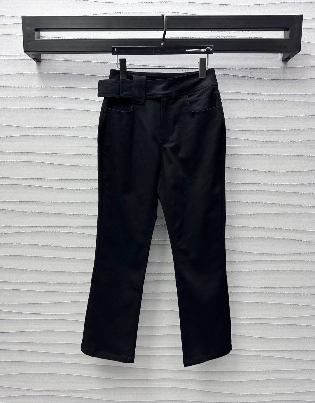 NO:318841,Louis Vuitto*2025 new product launches high-waist denim trousers, customized YB imported twill cotton denim material, multiple enzyme wash, retro and fashionable, not easy to color and discolor, this cloth wide belt connection adjustment design, adds a sense of styling, the back waist is decorated with printed letters and leather cards to show the brand tone, the three-dimensional cutting of the trouser legs is full of space, slimming and straight trousers style cut, can be matched with the same series top set, the upper body is low-key and exquisite, sexy and charming, versatile and slim style, the first choice for summer fashion outfits, high version, louis vuitton, alexander wang19860909Louis Vuitto*2025新品上架高腰牛仔长裤 定制YB进口斜纹棉牛仔材质 酵素多重水洗 复古洋气 不易串色脱色 本布宽腰带连接调节设计 增添造型层次感 后腰饰以印刻字母皮牌点缀装饰 彰显品牌调性 裤腿立体裁剪空间感十足 显瘦显腿直 直筒西裤版型剪裁 可搭配同系列上装 成套上身低调又精致 性感迷人百搭显瘦款 夏季时尚穿搭首选 高版本,,louis vuitton,alexander wang,Women's clothing