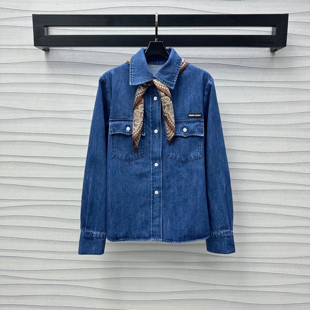 NO:318849,Miumi*2025 new product launches scarf pocket denim shirt custom YB imported twill cotton denim material breathable and soft skin-friendly. Multiple enzyme washing process to create a natural color brushing with dark blue retro base. The evergreen flip pocket on the chest echoes and adds a sense of styling. The neckline is decorated with retro printed ribbon scarf adjusting decoration. Retro fashion. The iconic letter logo embellishes the single-sided pocket to highlight the brand tone. The surface and accessories are developed. Lapel long-sleeved shirt jacket tailoring. Any combination can make the outfit more fashionable. Adapt to skirts and trousers. All styles can be coordinated and advanced. High-end version,,miumiu, skirts, jackets & coats,shirts,alexander wang19860909Miumi*2025新品上架领巾口袋牛仔衬衫定制YB进口斜纹全棉牛仔材质 透气柔软亲肤 多重酵素水洗工艺处理 打造深蓝复古为底的自然擦色感 胸前常青翻盖口袋呼应 增添造型层次感 领口饰以复古印花丝带领巾调节装饰 复古时尚 标志性字母徽标点缀单侧口袋之上 彰显品牌调性 面辅料开发 翻领长袖衬衫外套剪裁 随意搭配都能让穿搭更为时髦 适配裙装裤装 都能显得风格协调高级 高版本,,miumiu,skirts,jackets & coats,shirts,alexander wang,Women's clothing