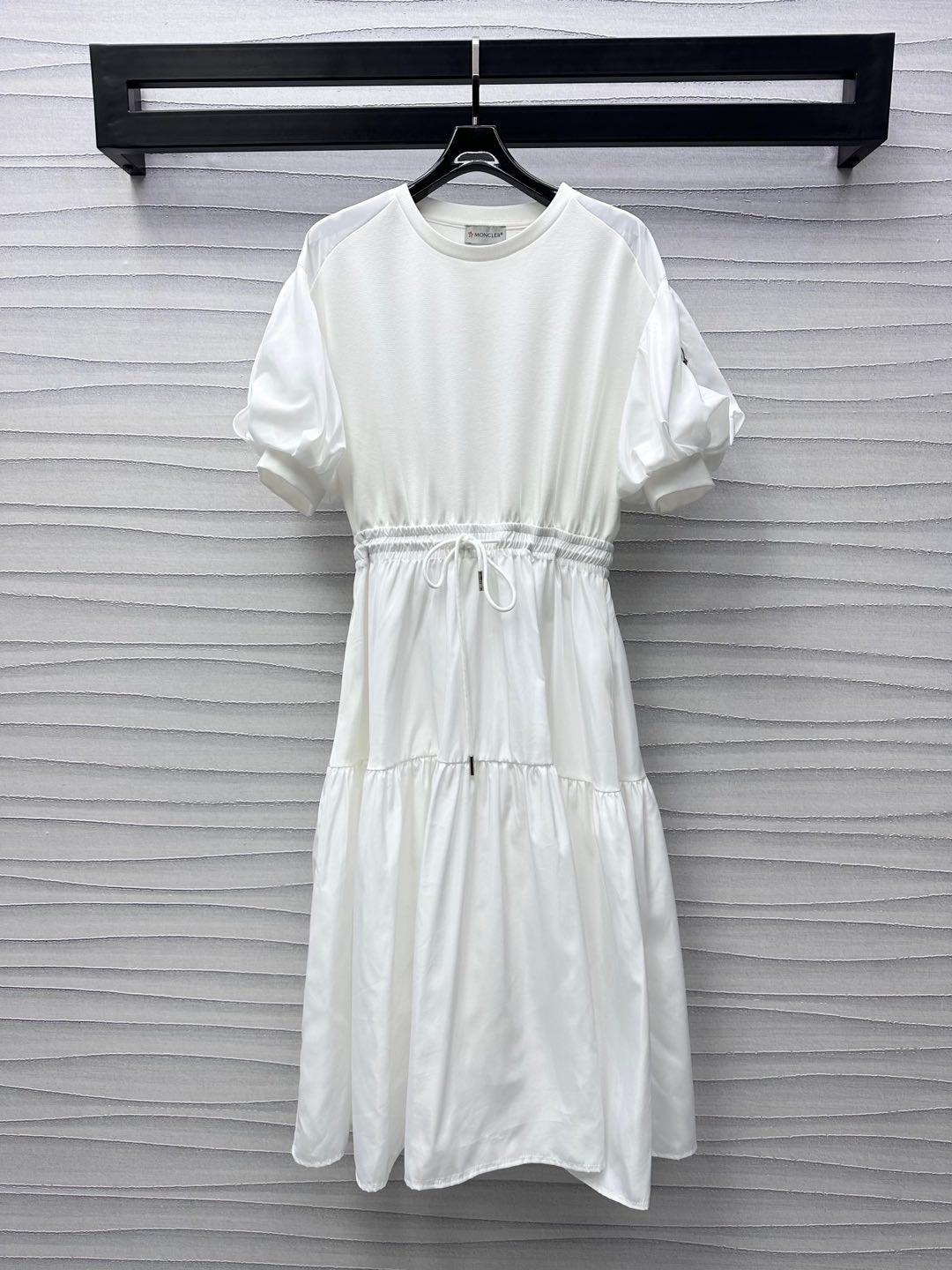 NO:318830,Moncle*2025 new product is on the shelves of puff sleeves, belt dress with belt custom YB imported twill cotton nylon material breathable and comfortable overall decoration is treated with splicing design to add layering of styling, elegant and noble, matched with flower bud puff cuffs, iconic Zhangzi logo embellishment, highlighting the brand tone, reducing age, waist drawstring elastic waist tightening and slimming and inclusive face and auxiliary materials development, short-sleeved long skirt tailoring, upper body modern retro feeling, body modification, fashionable outfit for summer vacation dates, high version 2 colors, skirts, T-shirt, alexander wang19860909Moncle*2025新品上架泡泡袖腰带连衣裙定制YB进口斜纹全棉尼龙材质 透气舒适 整体饰以拼接设计处理 增添造型层次感 优雅高贵 搭配花苞型泡泡袖口 标志性章仔徽标点缀之上 彰显品牌调性 减龄十足 腰间抽绳弹力收腰显瘦包容 面辅料开发 短袖连衣长裙剪裁 上身摩登复古感 修饰身材 夏日度假约会首选时尚穿搭 高版本2色,,skirts,T-shirt,alexander wang,Women's clothing