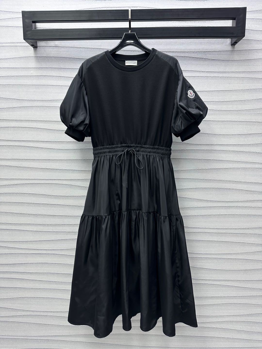 NO:318834,Moncle*2025 new product is on the shelves of puff sleeves, belt dress with belt custom YB imported twill cotton nylon material breathable and comfortable overall decoration is treated with splicing design to add layering of styling, elegant and noble, matched with flower bud puff cuffs, iconic Zhangzi logo embellishment, highlighting the brand tone, reducing age, waist drawstring elastic waist tightening and slimming and inclusive face and auxiliary materials development, short-sleeved long skirt tailoring, upper body modern retro feeling, body modification, fashionable outfit for summer vacation dates, high version 2 colors, skirts, T-shirt, alexander wang19860909Moncle*2025新品上架泡泡袖腰带连衣裙定制YB进口斜纹全棉尼龙材质 透气舒适 整体饰以拼接设计处理 增添造型层次感 优雅高贵 搭配花苞型泡泡袖口 标志性章仔徽标点缀之上 彰显品牌调性 减龄十足 腰间抽绳弹力收腰显瘦包容 面辅料开发 短袖连衣长裙剪裁 上身摩登复古感 修饰身材 夏日度假约会首选时尚穿搭 高版本2色,,skirts,T-shirt,alexander wang,Women's clothing