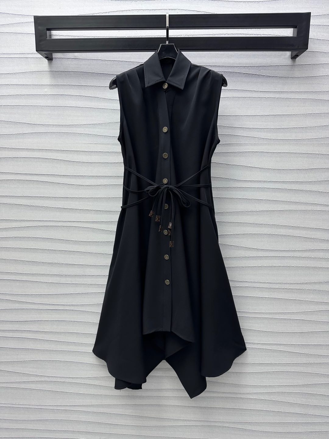 NO:318826,Louis Vuitto*2025 new product is on the shelves of asymmetric lace-up vest skirts. Customized YB imported acetic acid material. It is squished and comfortable. It is decorated with single-row engraved and imported adjustment decoration to highlight the brand tone. It is designed with irregular skirts to add a sense of styling. The surface and auxiliary materials are developed. Lapel sleeveless shirt dress tailoring. The outfit is light and flowing. The upper body is niche and trendy. The waist is slim and fashionable. The unique charming outfit is the first choice. High-end version, louis vuitton, skirts, alexander wang19860909Louis Vuitto*2025新品上架不对称系带背心裙定制YB进口醋酸材质 垂顺舒适 饰以单排刻印进口调节装饰 彰显品牌调性 配合不规则裙摆设计 增添造型层次感 面辅料开发 翻领无袖衬衣裙剪裁 穿搭轻盈飘逸 上身小众又潮流 腰间收腰处理显瘦时髦 独特魅力穿搭首选 高版本,,louis vuitton,skirts,alexander wang,Women's clothing