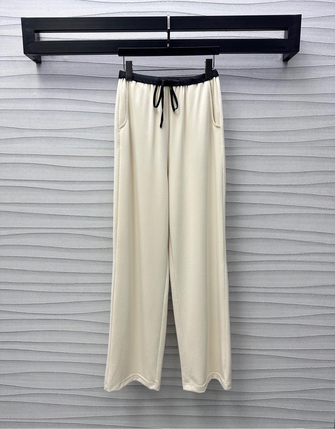 NO:318843,Celin*2025 new product is available for casual straight trousers customized YB imported cotton material, soft and delicate, skin-friendly and comfortable, elastic and elastic treatment of waist drawstring, combined with contrasting color splicing design, add layering of styling, the rear hip pocket is embroidered with the logo embroidered with the brand tone, the style is easily displayed, the development of surface accessories, high waist wide-leg trousers style cut, the vitality of the outfit is instantly full, the top is fashionable and fashionable, the essential daily wear item, high version 2 colors, celine, alexander wang19860909Celin*2025新品上架休闲直筒长裤定制YB进口人棉材质 柔软细腻 亲肤舒适 腰间抽绳弹力松紧处理 配合撞色拼接设计 增添造型层次感 后臀口袋点缀标志性字母刺绣徽标图案 彰显品牌调性 格调轻松显现 面辅料开发 高腰阔腿长裤版型剪裁 让穿搭的活力气息瞬间拉满 随意搭配上衣均时尚洋气 日常必不可少的穿搭单品  高版本2色,,celine,alexander wang,Women's clothing