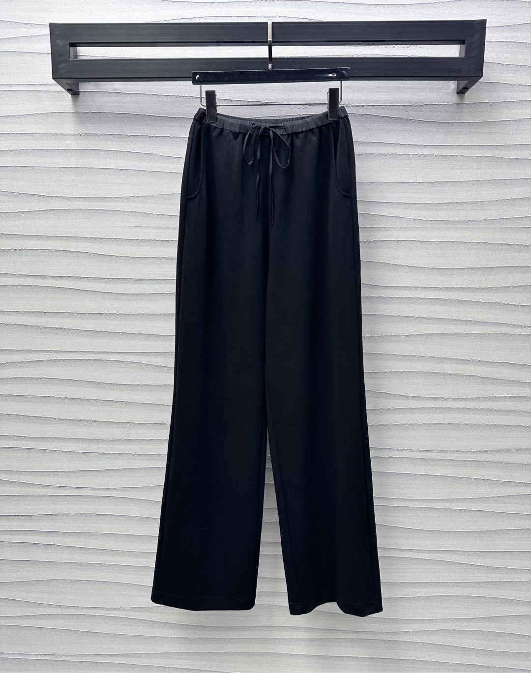 NO:318837,Celin*2025 new product is available for casual straight trousers customized YB imported cotton material, soft and delicate, skin-friendly and comfortable, elastic and elastic treatment of waist drawstring, combined with contrasting color splicing design, add layering of styling, the rear hip pocket is embroidered with the logo embroidered with the brand tone, the style is easily displayed, the development of surface accessories, high waist wide-leg trousers style cut, the vitality of the outfit is instantly full, the top is fashionable and fashionable, the essential daily wear item, high version 2 colors, celine, alexander wang19860909Celin*2025新品上架休闲直筒长裤定制YB进口人棉材质 柔软细腻 亲肤舒适 腰间抽绳弹力松紧处理 配合撞色拼接设计 增添造型层次感 后臀口袋点缀标志性字母刺绣徽标图案 彰显品牌调性 格调轻松显现 面辅料开发 高腰阔腿长裤版型剪裁 让穿搭的活力气息瞬间拉满 随意搭配上衣均时尚洋气 日常必不可少的穿搭单品  高版本2色,,celine,alexander wang,Women's clothing