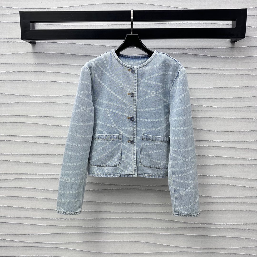 NO:318820,Chane*2025 new product launches laser chain denim jacket customized YB imported twill cotton denim material breathable and soft skin-friendly Single-row engraved button adjustment design is more convenient to put on and take off. Round neck effectively exposes the skin to improve shoulder and neck lines and adds a sense of styling. Multiple enzyme washing process treatment. Retro fashion. The whole body embellishes the round button pattern of the letters of the laser chain to highlight the brand tone and highlight the high-end temperament. The round collar jacket tailoring can be matched with the same series of bottoms. Easy to wear a good proportion. The complete set is fashionable and fashionable. High-end version 36 38 40,,chanel, jackets & coats, jackets & coats, alexander wang19860909Chane*2025新品上架激光链条牛仔外套定制YB进口斜纹全棉牛仔材质 透气柔软亲肤 单排刻印纽扣调节设计 穿脱更方便 圆领有效露肤 改善肩颈线条 增添造型层次感 多重酵素水洗工艺处理 复古时尚 通体点缀激光链条字母圆扣图案 彰显品牌调性 突出高级气质 圆领夹克外套剪裁 可搭配同系列下装 轻松穿出好比例 成套穿搭时髦洋气 高版本36 38 40,,chanel,jackets & coats,jackets & coats,alexander wang,Women's clothing