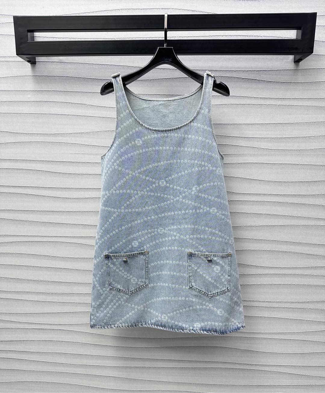 NO:318833,Chane*2025 new product launches laser chain denim dress custom YB imported twill cotton denim material breathable and soft skin-friendly. Full wrap design for pull-up. More convenient to put on and take off. Micro A cutting greatly improves the tolerance of body shape. Round neck effectively reveals the skin. Improves shoulder and neck lines. Adds a sense of styling. Multiple enzyme washing process. Retro fashion. The whole body embellishes the round buckle pattern of the letters of the laser chain to highlight the brand tone. Highlights and high-end temperament. Straight vest skirt tailoring. Can be matched with the same series tops. Easy to wear a good proportion. Complete sets of fashionable and fashionable. High version 36 38 40,,chanel, skirts, alexander wang19860909Chane*2025新品上架激光链条牛仔连衣裙定制YB进口斜纹全棉牛仔材质 透气柔软亲肤 套头全包裹设计 穿脱更方便 微A裁剪对身材包容度大幅提高 圆领有效露肤 改善肩颈线条 增添造型层次感 多重酵素水洗工艺处理 复古时尚 通体点缀激光链条字母圆扣图案 彰显品牌调性 突出高级气质 直筒背心裙剪裁 可搭配同系列上装 轻松穿出好比例 成套穿搭时髦洋气 高版本36 38 40,,chanel,skirts,alexander wang,Women's clothing