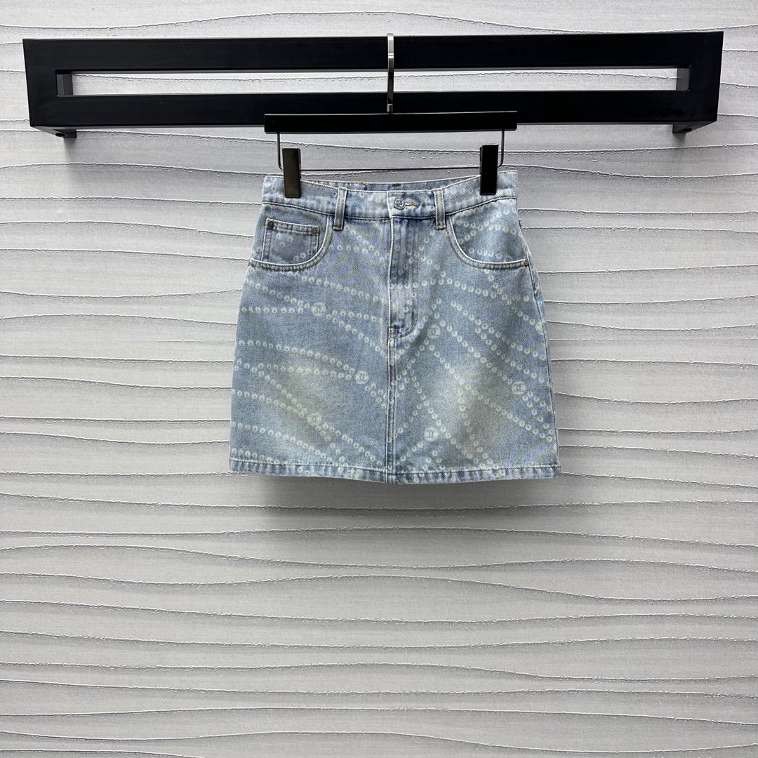 NO:318822,Chane*2025 new product launches laser chain denim skirt custom YB imported twill cotton denim material breathable and soft skin-friendly High-waist buckle symmetrical pocket pattern to add layering Multiple enzyme washing process Retro fashion Laser chain letter round buckle pattern highlights brand tone High-waist straight skirt tailoring Can be matched with the same series tops, easy to wear to create a good proportion Complete set of fashionable and fashionable High-version 36 38 40, Chanel, skirts, alexander wang19860909Chane*2025新品上架激光链条牛仔半裙定制YB进口斜纹全棉牛仔材质 透气柔软亲肤 高腰系扣对称口袋版型设计 增添造型层次感 多重酵素水洗工艺处理 复古时尚 通体点缀激光链条字母圆扣图案 彰显品牌调性 突出高级气质 高腰直筒短裙剪裁 可搭配同系列上装 轻松穿出好比例 成套穿搭时髦洋气 高版本36 38 40,,chanel,skirts,alexander wang,Women's clothing