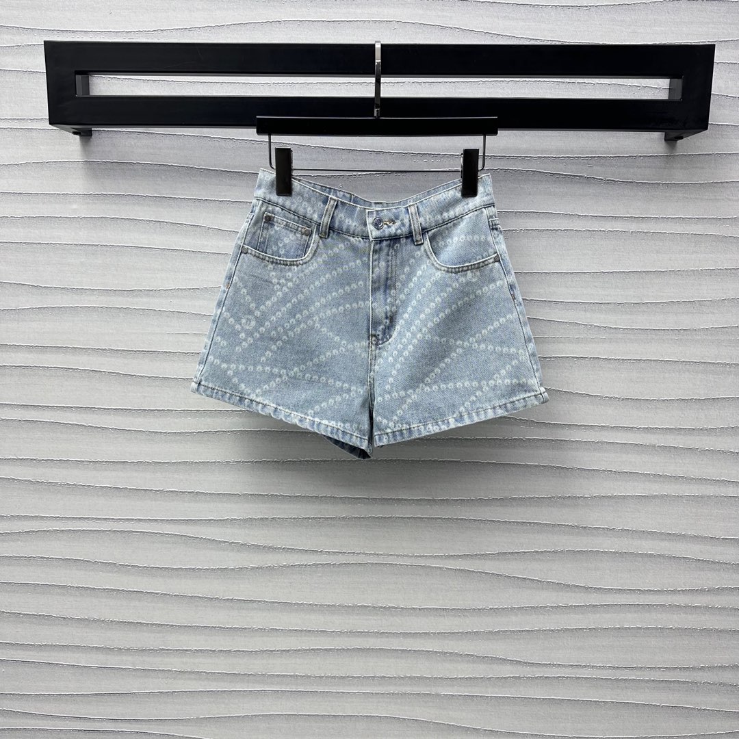 NO:318818,Chane*2025 new product launches laser chain denim shorts customized YB imported twill cotton denim material breathable and soft skin-friendly High-waist buckle symmetrical pocket style design Add a sense of styling Multiple enzyme washing process Retro fashion Laser chain letter round buckle pattern highlights brand tone High-waist A-line shorts cut Can be matched with the same series tops Easy to wear to create a good proportion Complete set of fashionable and fashionable High-version 36 38 40,,chanel, shorts,alexander wang19860909Chane*2025新品上架激光链条牛仔短裤定制YB进口斜纹全棉牛仔材质 透气柔软亲肤 高腰系扣对称口袋版型设计 增添造型层次感 多重酵素水洗工艺处理 复古时尚 通体点缀激光链条字母圆扣图案 彰显品牌调性 突出高级气质 高腰A字短裤剪裁 可搭配同系列上装 轻松穿出好比例 成套穿搭时髦洋气 高版本36 38 40,,chanel,shorts,alexander wang,Women's clothing
