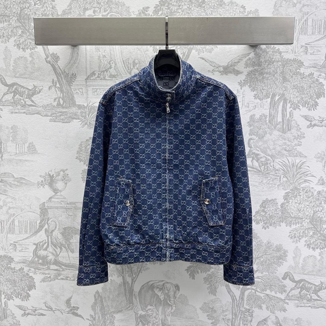 NO:318823,Gucc*2025 new product is on the shelves of Jacquard denim jacket custom YB imported twill cotton denim material Enzyme wash presents retro tannin denim blue texture is crisp and stylish, the whole body is decorated with double G jacquard full-print logo, highlighting the brand tone Classic shoulder-fall lapel stand collar design with symmetrical flip pocket decoration to add layered look, surface accessories development Zipper jacket tailoring can be matched with mid-trousers in the same series, details echo up and down, complete sets of dressing are brilliant and fashionable, high-version, gucci, jackets & coats, jackets & coats, alexander wang19860909Gucc*2025新品上架提花牛仔夹克外套定制YB进口斜纹棉牛仔材质 酵素水洗 呈现复古单宁牛仔蓝 质感挺括有型 通体饰以双G提花满印徽标 彰显品牌调性 经典落肩翻领立领设计 配合对称翻盖口袋装饰 增添造型层次感 面辅料开发 拉链夹克外套剪裁 可搭配同系列中裤 细节上下呼应 成套穿搭出彩时髦  高版本,,gucci,jackets & coats,jackets & coats,alexander wang,Women's clothing