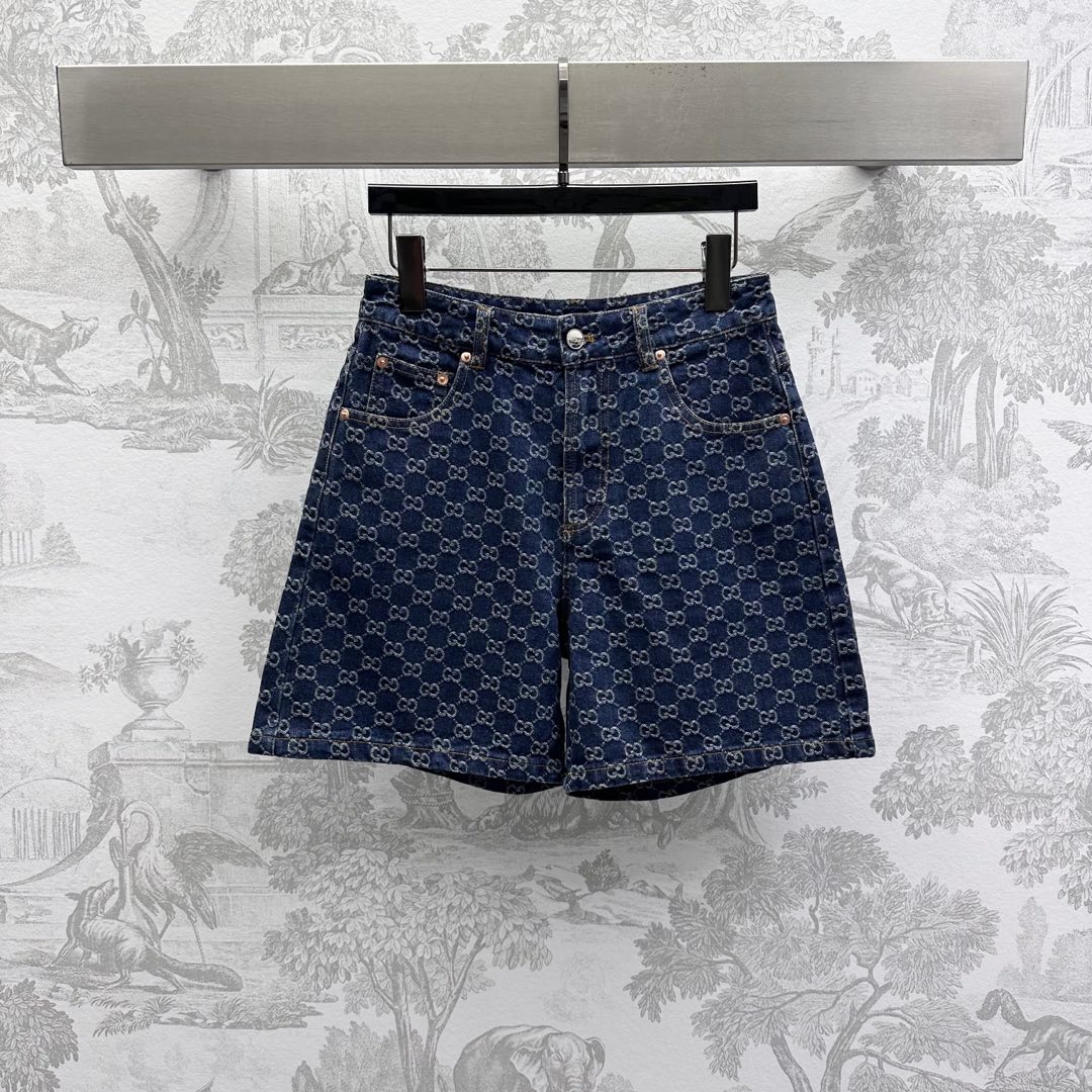 NO:318825,Gucc*2025 new product is available on the shelves of Jacquard denim mid-trousers custom YB imported twill cotton denim material Enzyme wash, presenting retro tannin denim blue, with crisp and stylish texture, the whole body is decorated with double G jacquard full-print logo, highlighting the brand tone High-waist buckle symmetrical pocket design, with red leather markings on the back waist to add layering of the styling, surface auxiliary materials development High-waist straight-leg mid-trousers cut, can be matched with the same series of jackets, details echo up and down, complete sets of dressing are brilliant and fashionable, high-version, gucci, jackets & coats, alexander wang19860909Gucc*2025新品上架提花牛仔中裤定制YB进口斜纹棉牛仔材质 酵素水洗 呈现复古单宁牛仔蓝 质感挺括有型 通体饰以双G提花满印徽标 彰显品牌调性 高腰系扣对称口袋设计 配合后腰间红色皮标点缀 增添造型层次感 面辅料开发 高腰直筒中裤剪裁 可搭配同系列外套 细节上下呼应 成套穿搭出彩时髦  高版本,,gucci,jackets & coats,alexander wang,Women's clothing