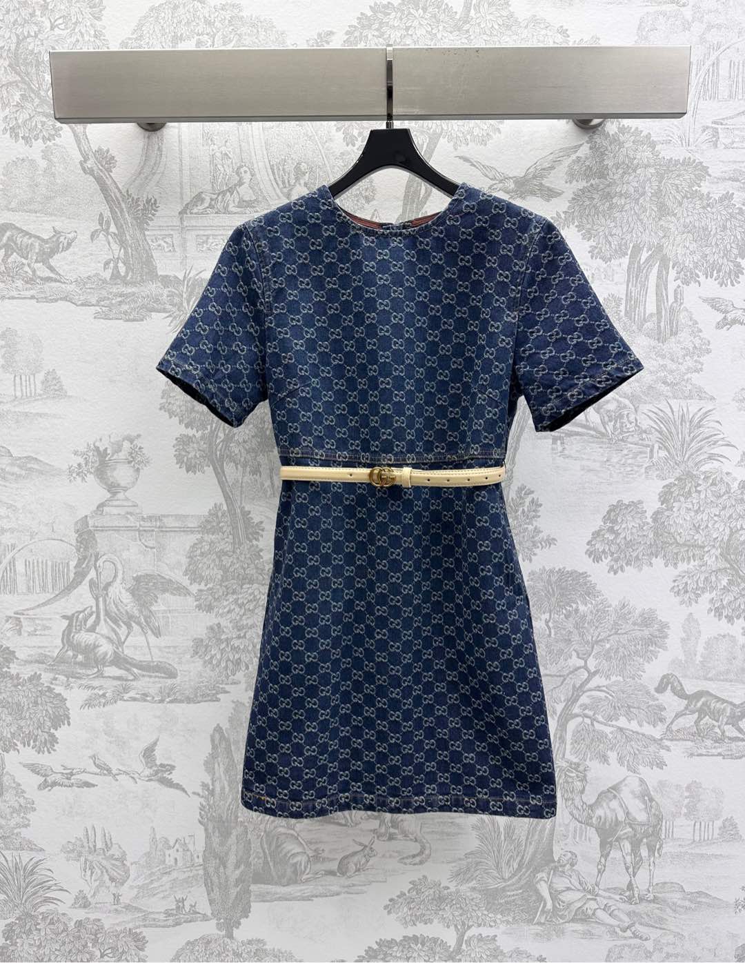 NO:318829,Gucc*2025 new product is available for the shelves of Jacquard Belt Denim Dress Customized YB imported twill cotton denim material Enzyme wash presents retro tannin denim blue texture is crisp and stylish, the whole body is decorated with double G jacquard full-print logo, highlighting the brand tone The waist is outlined by the thin leather belt at the waist to add layered shape and adjust with the back zipper to fit the body and make it look slim and inclusive Facial auxiliary materials development Round neck short-sleeved dress tailoring The first choice for daily commuting and date wear High-end version, Gucci, Skirts, T-shirt, alexander wang19860909Gucc*2025新品上架提花腰带牛仔连衣裙定制YB进口斜纹棉牛仔材质 酵素水洗 呈现复古单宁牛仔蓝 质感挺括有型 通体饰以双G提花满印徽标 彰显品牌调性 腰间细皮革腰带勾勒腰身 增添造型层次感 配合后背拉链调节 贴合身形显瘦包容 面辅料开发 圆领短袖连衣裙剪裁 日常通勤约会穿搭首选  高版本,,gucci,skirts,T-shirt,alexander wang,Women's clothing