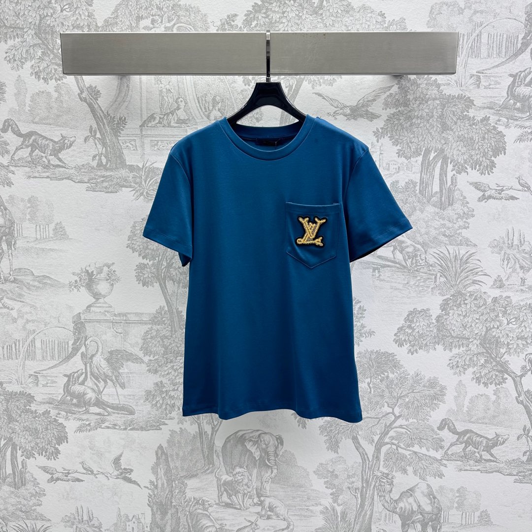 NO:318821,Louis Vuitto*2025 new product is available on the shelves round neck pocket embroidery custom YB imported native cotton material breathable and comfortable, full of drape. The chest embroidery process is decorated with brand logo pattern on the pocket to highlight the brand tone. The development of surface accessories. Regular short-sleeved T-shirt tailoring to create a personalized style. Single wear inner wear is brilliant and fashionable. High version 2 colors,,louis vuitton, T-shirt,tees, t-shirt,alexander wang19860909Louis Vuitto*2025新品上架圆领口袋刺绣定制YB进口原生全棉材质 透气舒适 垂坠感十足 胸前刺绣工艺品牌徽标图案点缀口袋之上 彰显品牌调性 面辅料开发 常规短袖T恤剪裁 打造个性风格 单穿内搭出彩时髦  高版本2色,,louis vuitton,T-shirt,tees，t-shirt,alexander wang,Women's clothing