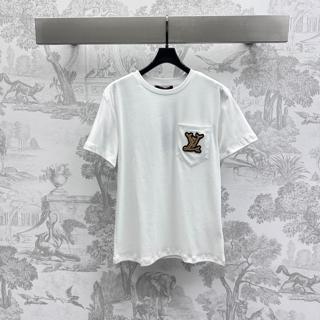 NO:318817,Louis Vuitto*2025 new product is available on the shelves round neck pocket embroidery custom YB imported native cotton material breathable and comfortable, full of drape. The chest embroidery process is decorated with brand logo pattern on the pocket to highlight the brand tone. The development of surface accessories. Regular short-sleeved T-shirt tailoring to create a personalized style. Single wear inner wear is brilliant and fashionable. High version 2 colors,,louis vuitton, T-shirt,tees, t-shirt,alexander wang19860909Louis Vuitto*2025新品上架圆领口袋刺绣定制YB进口原生全棉材质 透气舒适 垂坠感十足 胸前刺绣工艺品牌徽标图案点缀口袋之上 彰显品牌调性 面辅料开发 常规短袖T恤剪裁 打造个性风格 单穿内搭出彩时髦  高版本2色,,louis vuitton,T-shirt,tees，t-shirt,alexander wang,Women's clothing