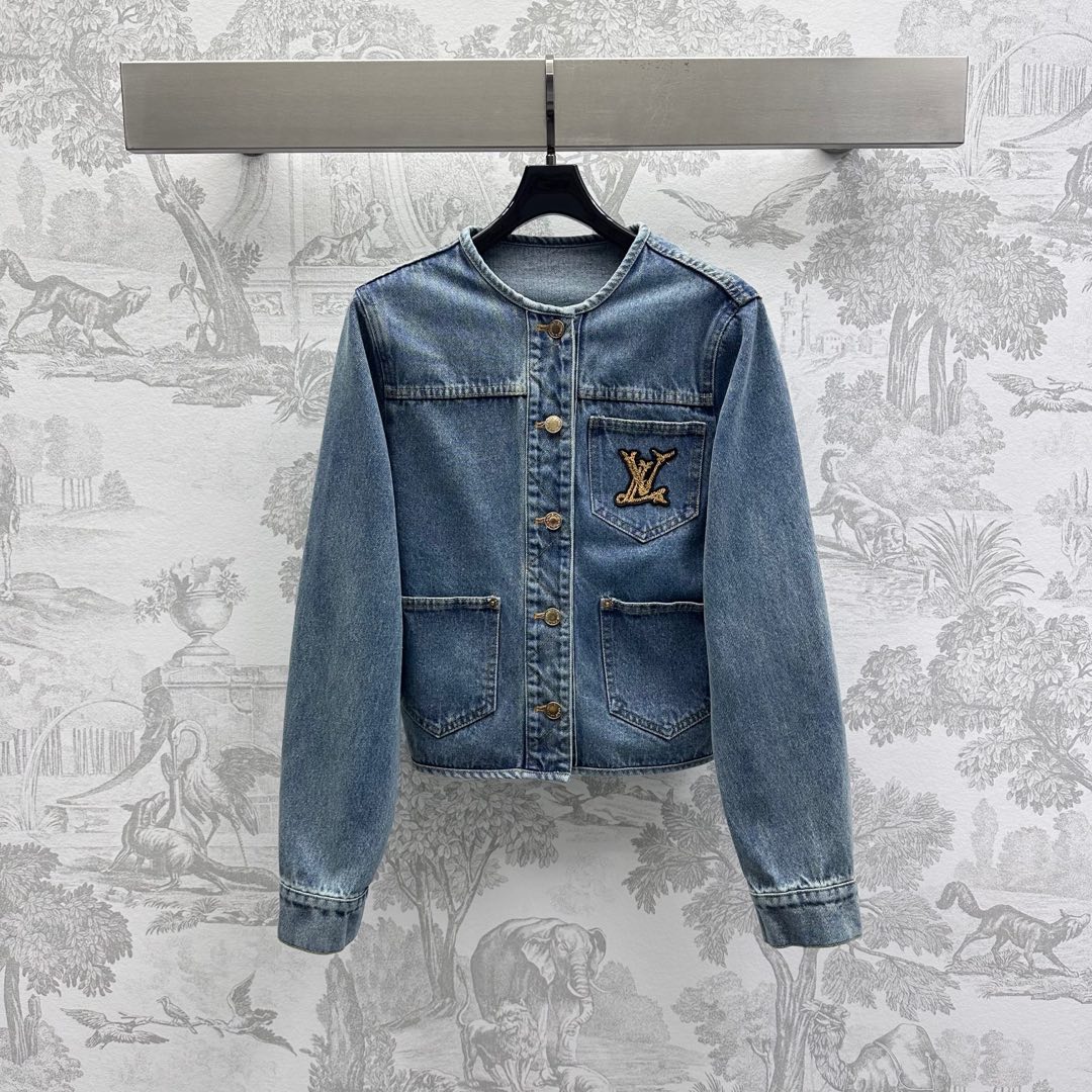 NO:318795,Louis Vuitto*2025 new product launches the letter embroidered denim jacket customized YB imported twill cotton denim material breathable and comfortable Multi-enzyme washing presents retro old denim blue The iconic letter embroidery logo embellishment of the chest pocket pockets highlights the brand tone with multi-pocket design to add layering of the shape Facial accessories development Round-neck jacket tailoring can be matched with the same series of bottoms, details echo up and down The set of upper body is fashionable and fashionable, a must-have for daily commuting and dates. High-end version,,louis vuitton, jackets & coats, jackets & coats, alexander wang19860909Louis Vuitto*2025新品上架字母刺绣牛仔外套定制YB进口斜纹棉牛仔材质 透气舒适 多重酵素水洗 呈现复古做旧牛仔蓝色 胸前口袋口袋标志性字母刺绣徽标点缀 彰显品牌调性 配合多口袋设计 增添造型层次感 面辅料开发 圆领夹克外套剪裁 可搭配同系列下装 细节上下呼应 成套上身时髦洋气 日常通勤约会必备时尚穿搭 高版本,,louis vuitton,jackets & coats,jackets & coats,alexander wang,Women's clothing