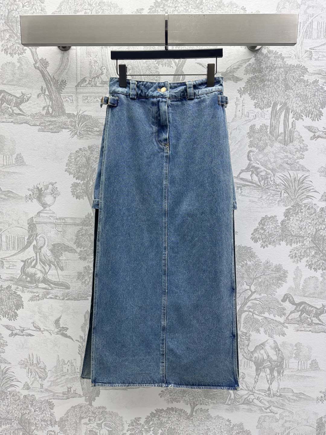NO:318798,Louis Vuitto*2025 new product launches letter embroidered denim skirt customized YB imported twill cotton denim material breathable and comfortable Multi-enzyme washing presents retro old denim blue. The iconic letter embroidered logo embellishment of the back hip pocket. Shows the brand tone. The medium-length style effectively covers the flesh. The high-slit design on the side adds a sense of styling. The surface auxiliary material development. High waist buckle straight skirt tailoring. It can be matched with the same series top. Details echo up and down. The set of upper body is fashionable and fashionable. A must-have fashion for daily commuting and date. High version,,louis vuitton, skirts, alexander wang19860909Louis Vuitto*2025新品上架字母刺绣牛仔半裙定制YB进口斜纹棉牛仔材质 透气舒适 多重酵素水洗 呈现复古做旧牛仔蓝色 后侧臀部口袋标志性字母刺绣徽标点缀 彰显品牌调性 中长款式有效遮肉 搭配侧面高开叉设计 增添造型层次感 面辅料开发 高腰系扣直筒半裙剪裁 可搭配同系列上装 细节上下呼应 成套上身时髦洋气 日常通勤约会必备时尚穿搭 高版本,,louis vuitton,skirts,alexander wang,Women's clothing
