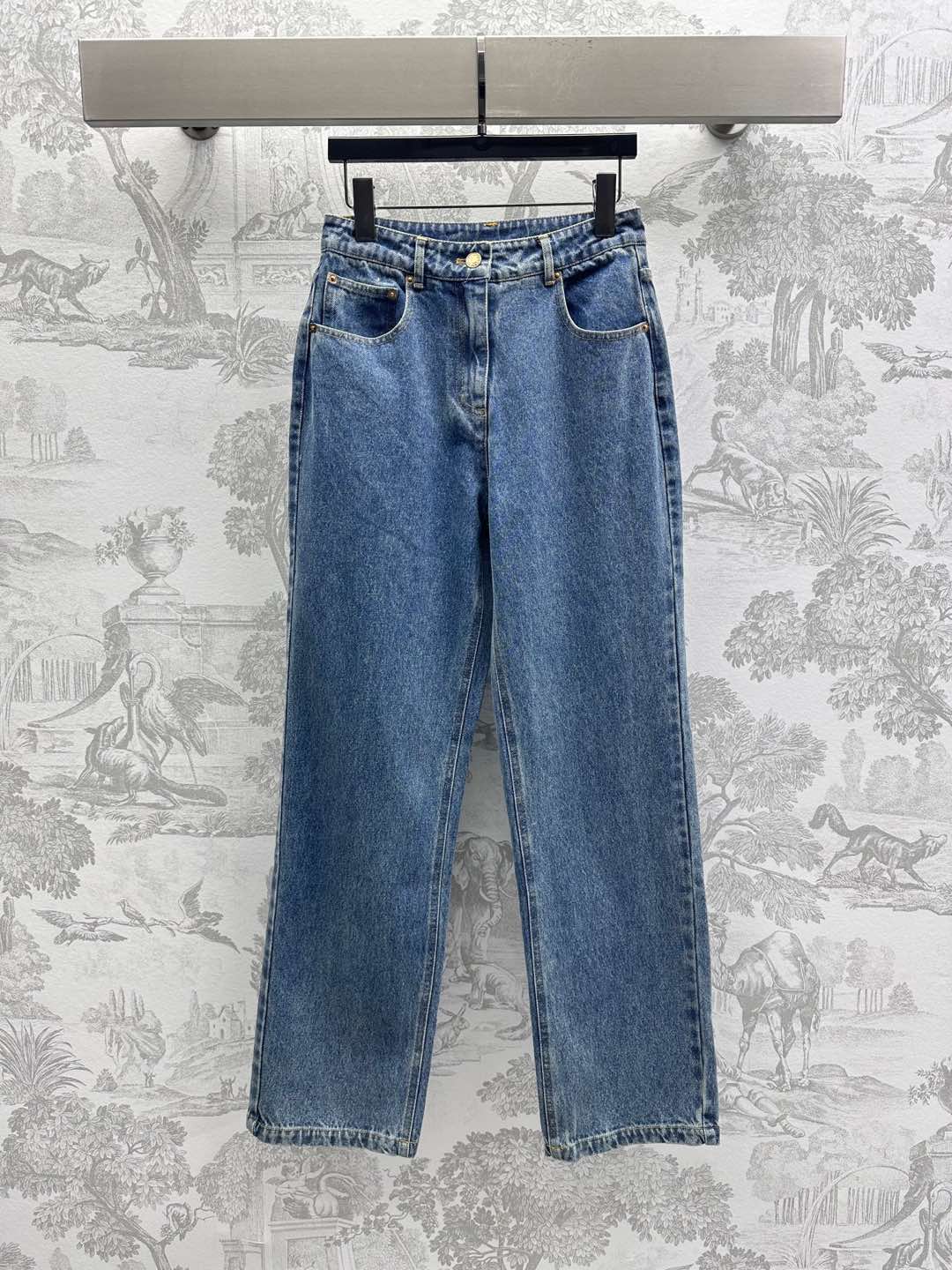 NO:318807,Louis Vuitto*2025 new product launches letter embroidered denim trousers customized YB imported twill cotton denim material breathable and comfortable Multi-enzyme washing presents retro old denim blue Rear hip pocket iconic letter embroidery logo embellishment highlights brand tone development Facial accessories High waist straight trousers tailored can be matched with the same series tops Details echo up and down Complete set of upper body fashionable and fashionable style A must-have for daily commuting and dates High version, louis vuitton, alexander wang19860909Louis Vuitto*2025新品上架字母刺绣牛仔长裤定制YB进口斜纹棉牛仔材质 透气舒适 多重酵素水洗 呈现复古做旧牛仔蓝色 后侧臀部口袋标志性字母刺绣徽标点缀 彰显品牌调性 面辅料开发 高腰直筒长裤剪裁 可搭配同系列上装 细节上下呼应 成套上身时髦洋气 日常通勤约会必备时尚穿搭 高版本,,louis vuitton,alexander wang,Women's clothing