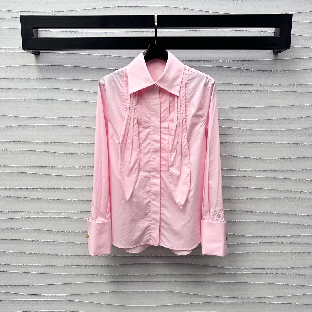 NO:318809,Loew*2025 new product is on the shelves of lace-up accordion shirt custom YB imported twill cotton material comfortable and stylish necklace adjustment design loose-fitting design, combined with the accordion wrinkles, add a sense of styling, iconic embroidery logo embellishment decoration of the cuffs, highlight the brand tone, surface and auxiliary materials development, regular lapel shirt tailoring, modify the body and temperament, neat tailoring highlights the texture of the big brand, large body plain color is versatile and not picky, full of high-end sense, no need for extra decoration, more unified and coordinated style, easy to adapt to other items, daily casual commuting, high-end version 2 colors,,loewe,shirts,alexander wang19860909Loew*2025新品上架系带风琴衬衫定制YB进口斜纹全棉材质 舒适有型 领口系带调节设计可松可系设计 配合风琴褶皱作用于前襟 增添造型层次感 袖口标志性刺绣徽标点缀装饰 彰显品牌调性 面辅料开发 常规翻领衬衣剪裁 修饰身材气质恬静 利落剪裁凸显大牌质感 大身素色百搭不挑人 高级感满满 通体无需赘饰 风格更统一协调 轻松适配其他单品 日常休闲通勤穿着不出错  高版本2色,,loewe,shirts,alexander wang,Women's clothing