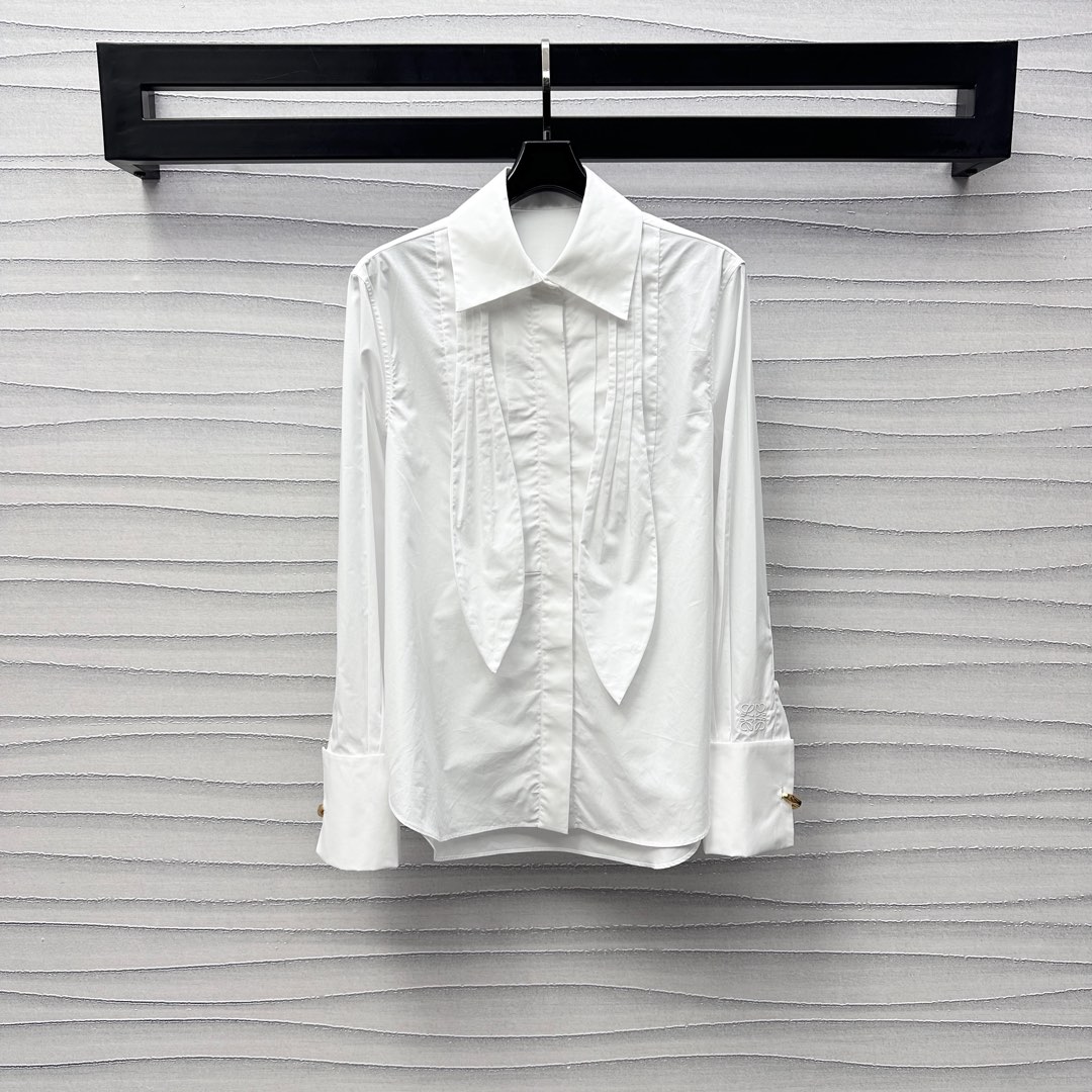NO:318815,Loew*2025 new product is on the shelves of lace-up accordion shirt custom YB imported twill cotton material comfortable and stylish necklace adjustment design loose-fitting design, combined with the accordion wrinkles, add a sense of styling, iconic embroidery logo embellishment decoration of the cuffs, highlight the brand tone, surface and auxiliary materials development, regular lapel shirt tailoring, modify the body and temperament, neat tailoring highlights the texture of the big brand, large body plain color is versatile and not picky, full of high-end sense, no need for extra decoration, more unified and coordinated style, easy to adapt to other items, daily casual commuting, high-end version 2 colors,,loewe,shirts,alexander wang19860909Loew*2025新品上架系带风琴衬衫定制YB进口斜纹全棉材质 舒适有型 领口系带调节设计可松可系设计 配合风琴褶皱作用于前襟 增添造型层次感 袖口标志性刺绣徽标点缀装饰 彰显品牌调性 面辅料开发 常规翻领衬衣剪裁 修饰身材气质恬静 利落剪裁凸显大牌质感 大身素色百搭不挑人 高级感满满 通体无需赘饰 风格更统一协调 轻松适配其他单品 日常休闲通勤穿着不出错  高版本2色,,loewe,shirts,alexander wang,Women's clothing