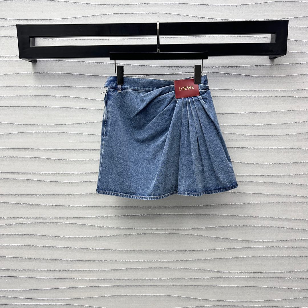 NO:318792,Loew*2025 new product launches leather brand denim skirt custom YB imported twill cotton denim material Enzyme washing process Preparation clothes are not easy to fade, retro and fashionable, one-sided iconic letter leather card embellishment and decoration, showing the brand tone, the double-breasted tie-fitting design is narrowed on the inside, adding a sense of styling, high-end style, achieving the purpose of outlining curves, effectively covering the hips and making it look slim, surface auxiliary materials development, irregular skirt tailoring, the upper body is full of exquisite and intelligent atmosphere, and it is easy to wear on daily commuting and vacation to create a fashionable feeling. High-end version, loewe, skirts, alexander wang19860909Loew*2025新品上架皮牌牛仔短裙定制YB进口斜纹全棉牛仔材质 酵素水洗工艺 成衣不易掉色串色 复古又时尚 单侧标志性字母皮牌点缀装饰 彰显品牌调性 对襟捆带于内侧收窄设计 增添造型层次感 格调高级 达到勾勒曲线的目的 有效遮胯更显苗条 面辅料开发 不规则半裙剪裁 上身充满精致高智气息 日常通勤度假轻松穿搭出洋气感  高版本,,loewe,skirts,alexander wang,Women's clothing