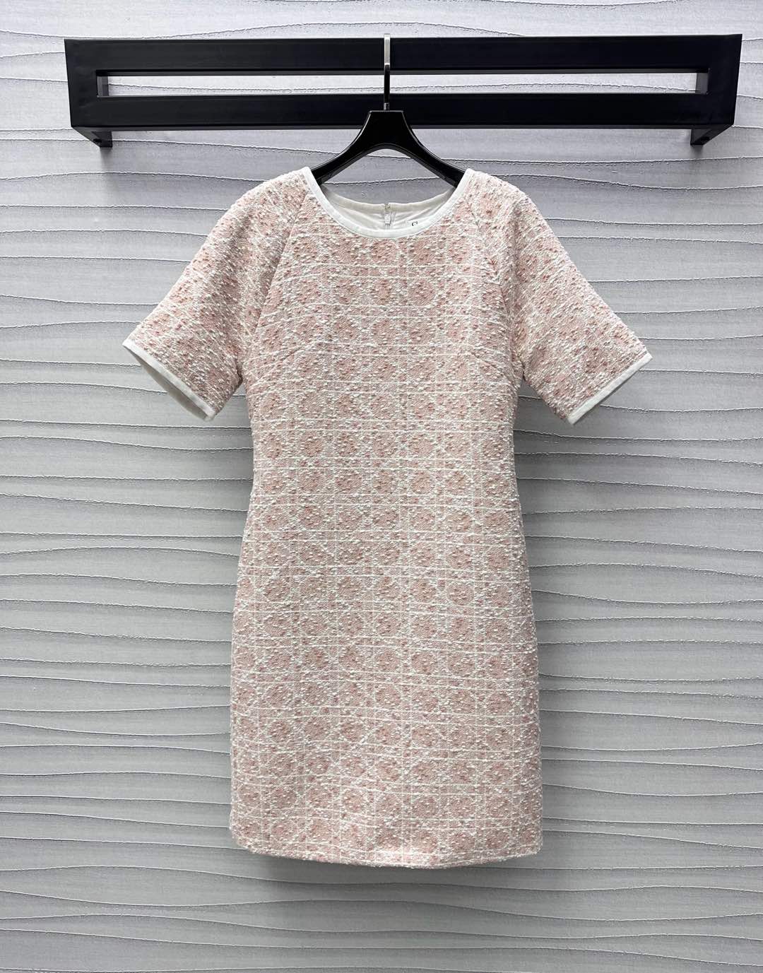 NO:318808,Dio*2025 new product is on the shelves of round neck rough-spoke dress with custom YB imported wool material, high-quality texture, full of quality, neckline cuffs are decorated with three-dimensional white edge-binding design to add layered shape, and the texture is interwoven with white yarn to highlight the brand tone, celebrity style and vertical appearance, surface auxiliary materials development, round neck short-sleeved dress tailoring, outfitting elegant and rich feeling, high-version 2 colors,,dior, skirts, T-shirt, alexander wang19860909Dio*2025新品上架圆领粗纺连衣裙定制YB进口毛呢材质 质感高级 品相十足 领口袖口饰以立体白色捆边设计 增添造型层次感 配合白色纱线交织出藤格纹肌理 彰显品牌调性 名媛格调立显 面辅料开发 圆领短袖连衣裙剪裁 穿搭出优雅千金感  高版本2色,,dior,skirts,T-shirt,alexander wang,Women's clothing