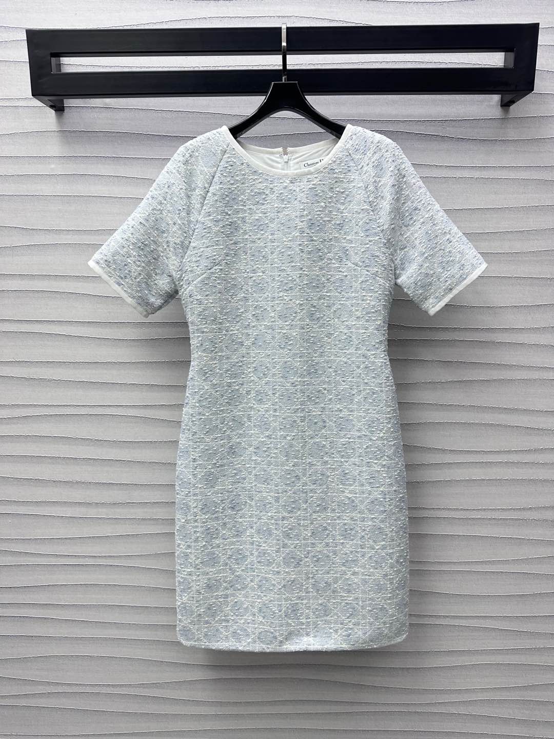 NO:318814,Dio*2025 new product is on the shelves of round neck rough-spoke dress with custom YB imported wool material, high-quality texture, full of quality, neckline cuffs are decorated with three-dimensional white edge-binding design to add layered shape, and the texture is interwoven with white yarn to highlight the brand tone, celebrity style and vertical appearance, surface auxiliary materials development, round neck short-sleeved dress tailoring, outfitting elegant and rich feeling, high-version 2 colors,,dior, skirts, T-shirt, alexander wang19860909Dio*2025新品上架圆领粗纺连衣裙定制YB进口毛呢材质 质感高级 品相十足 领口袖口饰以立体白色捆边设计 增添造型层次感 配合白色纱线交织出藤格纹肌理 彰显品牌调性 名媛格调立显 面辅料开发 圆领短袖连衣裙剪裁 穿搭出优雅千金感  高版本2色,,dior,skirts,T-shirt,alexander wang,Women's clothing