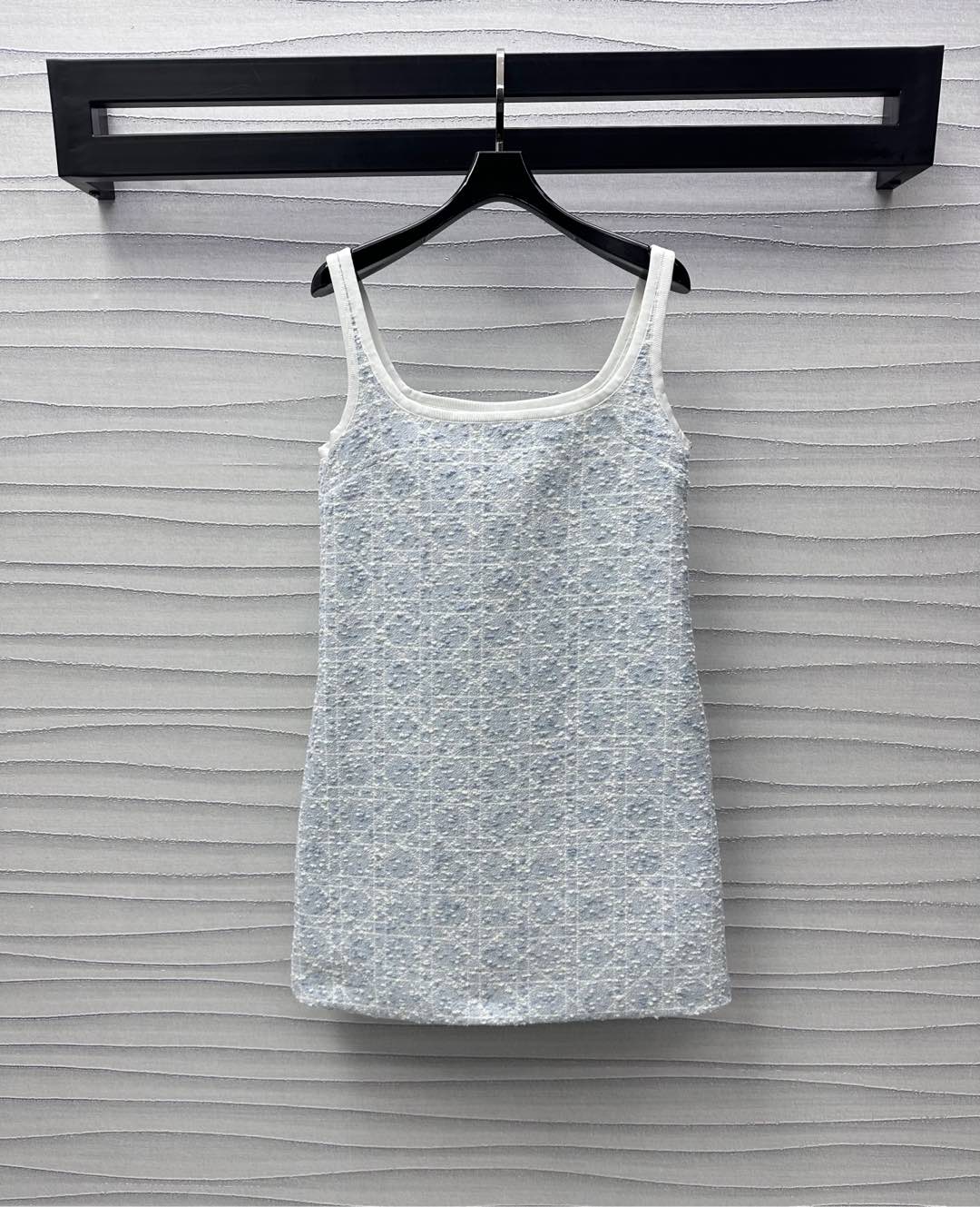 NO:318800,Dio*2025 new product is available on the shelves of round neck thick-spoke suspender skirt custom YB imported wool material with high-quality texture and full of quality. The neckline cuffs are decorated with three-dimensional white edge-bound design to add layered shapes. The interwoven rattan plaid texture is highlighted with white yarn to highlight the brand tone. The style of the famous socialite is straightened out. The surface auxiliary material development. The suspender dress is tailored to create an elegant and rich feeling. High-version, dior, skirts, alexander wang19860909Dio*2025新品上架圆领粗纺吊带裙定制YB进口毛呢材质 质感高级 品相十足 领口袖口饰以立体白色捆边设计 增添造型层次感 配合白色纱线交织出藤格纹肌理 彰显品牌调性 名媛格调立显 面辅料开发 吊带连衣裙剪裁 穿搭出优雅千金感 高版本,,dior,skirts,alexander wang,Women's clothing