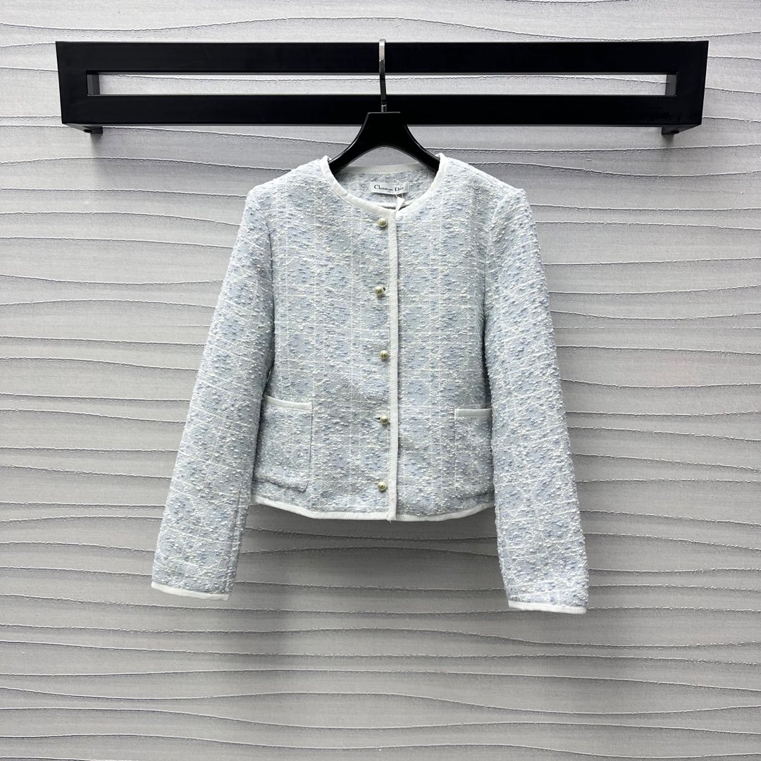 NO:318791,Dio*2025 new product is available on the shelves of round neck rough-spoke dress jackets custom YB imported wool material. High-quality texture and full of quality. The front collar is decorated with three-dimensional white tying design to add layering. The styling texture is interwoven with white yarn to highlight the brand tone. The style of the celebrity is straightened. The surface and auxiliary materials are developed. The round neck dress jacket style tailoring can be matched with the same series of skirts. The complete set is elegant and rich. High-version 2 colors,,dior, skirts, jackets & coats,alexander wang19860909Dio*2025新品上架圆领粗纺洋装外套定制YB进口毛呢材质 质感高级 品相十足 前襟领口饰以立体白色捆边设计 增添造型层次感 配合白色纱线交织出藤格纹肌理 彰显品牌调性 名媛格调立显 面辅料开发 圆领洋装外套版型剪裁 可搭配同系列半裙 成套穿搭出优雅千金感  高版本2色,,dior,skirts,jackets & coats,alexander wang,Women's clothing