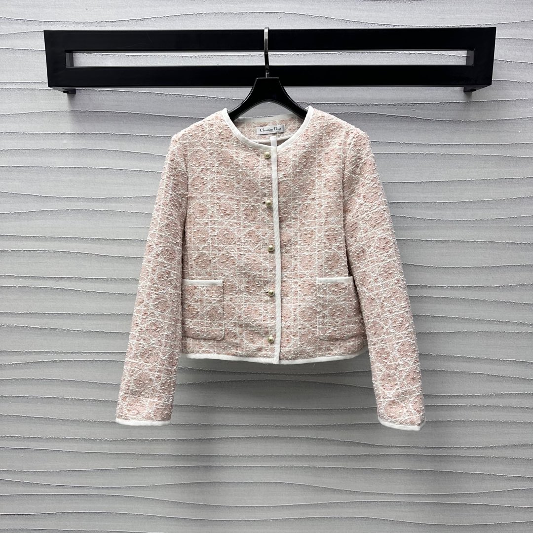 NO:318799,Dio*2025 new product is available on the shelves of round neck rough-spoke dress jackets custom YB imported wool material. High-quality texture and full of quality. The front collar is decorated with three-dimensional white tying design to add layering. The rattan plaid texture is interwoven with white yarn to highlight the brand tone. The style of the celebrity is straightened. The surface and auxiliary materials are developed. The round neck dress jacket style tailoring can be matched with the same series of skirts. The complete set is elegant and rich. High-version 2 colors,,dior, skirts, jackets & coats,alexander wang19860909Dio*2025新品上架圆领粗纺洋装外套定制YB进口毛呢材质 质感高级 品相十足 前襟领口饰以立体白色捆边设计 增添造型层次感 配合白色纱线交织出藤格纹肌理 彰显品牌调性 名媛格调立显 面辅料开发 圆领洋装外套版型剪裁 可搭配同系列半裙 成套穿搭出优雅千金感  高版本2色,,dior,skirts,jackets & coats,alexander wang,Women's clothing