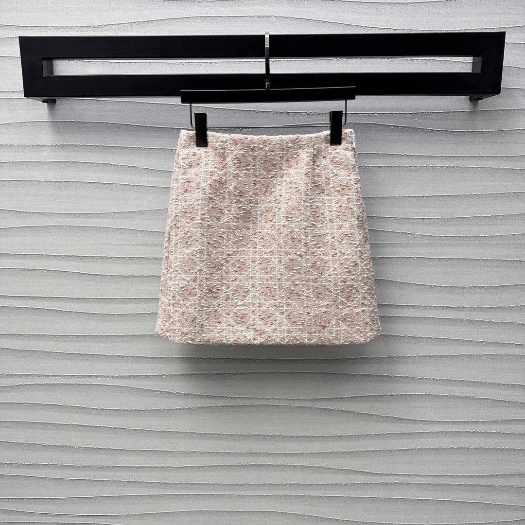 NO:318802,Dio*2025 new product is on the shelves of the coarse high-waist straight skirt custom YB imported wool material, high-quality texture, full of quality, three-dimensional white tying design at the waist, adding layered texture, combined with white yarn to create a rattan plaid texture, highlighting the brand tone, famous style and vertical appearance, surface auxiliary materials development, straight skirt style tailoring, can be matched with the same series of jackets, complete sets to create an elegant and rich feeling, high-end version,,dior, skirts, jackets & coats,alexander wang19860909Dio*2025新品上架粗纺高腰直筒半裙定制YB进口毛呢材质 质感高级 品相十足 腰间饰以立体白色捆边设计 增添造型层次感 配合白色纱线交织出藤格纹肌理 彰显品牌调性 名媛格调立显 面辅料开发 直筒半裙版型剪裁 可搭配同系列外套 成套穿搭出优雅千金感 高版本,,dior,skirts,jackets & coats,alexander wang,Women's clothing