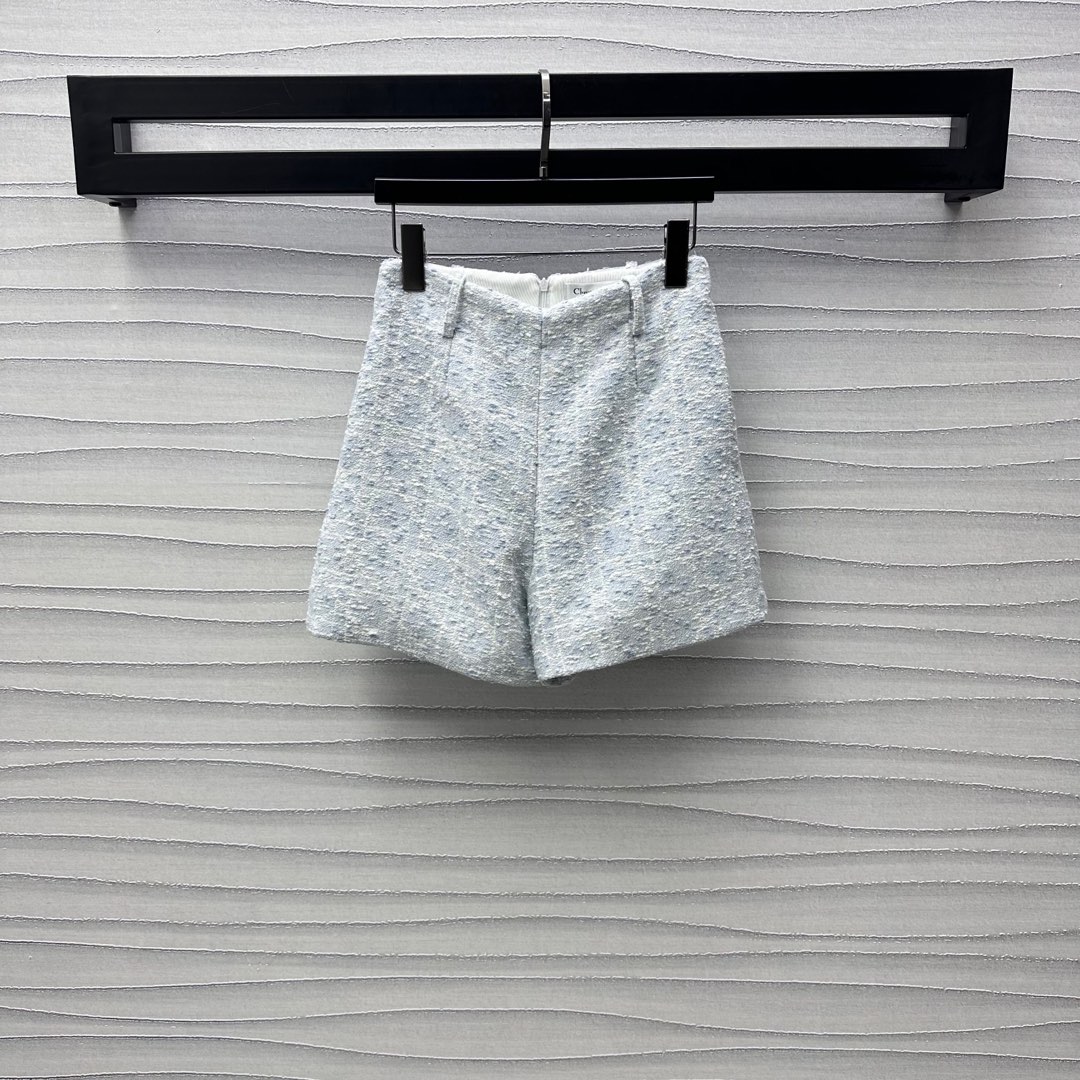 NO:318794,Dio*2025 new product is available on the shelves of coarse high-waist straight-leg shorts customized YB imported wool material, high-quality texture, full of quality, waist decoration is decorated with cloth ears to add layered style, combined with white yarn to create a rattan plaid texture, highlight the brand tone, famous style and vertical appearance, surface auxiliary materials development, high-waist straight shorts style tailoring, can be matched with the same series of jackets, complete sets to create an elegant and rich feeling, high-version, dior, shorts, jackets & coats, alexander wang19860909Dio*2025新品上架粗纺高腰直筒短裤定制YB进口毛呢材质 质感高级 品相十足 腰间饰以本布耳仔点缀设计 增添造型层次感 配合白色纱线交织出藤格纹肌理 彰显品牌调性 名媛格调立显 面辅料开发 高腰直筒短裤版型剪裁 可搭配同系列外套 成套穿搭出优雅千金感 高版本,,dior,shorts,jackets & coats,alexander wang,Women's clothing