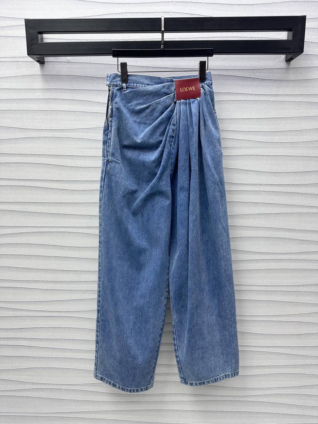 NO:318803,Loew*2025 new product launches leather brand denim trousers customized YB imported twill cotton denim material Enzyme washing process Preparation clothes are not easy to fade, retro and fashionable, one-sided iconic letter leather brand embellishment decoration, showing the brand tone, double lace tied to the inner narrow design, add layered style, side zipper adjustment, easy to put on and take off, high-end style, effective cover the hips and make it look slim, surface auxiliary material development, irregular trousers cut, upper body full of exquisite and intelligent atmosphere, easy to wear on daily commuting and vacation, high-end version, loewe, alexander wang19860909Loew*2025新品上架皮牌牛仔长裤定制YB进口斜纹全棉牛仔材质 酵素水洗工艺 成衣不易掉色串色 复古又时尚 单侧标志性字母皮牌点缀装饰 彰显品牌调性 对襟捆带于内侧收窄设计 增添造型层次感 侧拉链调节处理 方便穿脱 格调高级 有效遮胯更显苗条 面辅料开发 不规则长裤剪裁 上身充满精致高智气息 日常通勤度假轻松穿搭出洋气感  高版本,,loewe,alexander wang,Women's clothing