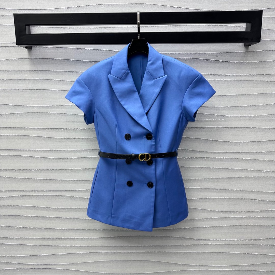 NO:318786,Dio*2025 new product is on the shelves of belt short-sleeved suit jacket customized YB imported cotton material, crisp and stylish, classic and versatile color is classic and versatile, and is durable. The waist is decorated with leather belt to add layered shape, comfortable without losing the exquisiteness. Combined with the round buckle of the printed letters, highlighting the brand tone. The lapel double-breasted placket suit style cut can be matched with the same series of skirts. The waist is moderately length and easily highlighting the waist curve. The ratio of the upper and lower length is very high. The body is extremely inclusive and meets the various needs of daily commuting and dates. High version,,dior, skirts, jackets & coats,T-shirt, business suit,alexander wang19860909Dio*2025新品上架腰带短袖西装外套定制YB进口人棉材质 挺括有型 通体素色经典百搭又耐看 腰间沿用皮质腰带装饰 增添造型层次感 舒适而不失精致 配合印刻字母圆扣调节 彰显品牌调性 翻领双排扣开襟西装版型剪裁 可搭配同系列半裙 长度适中修饰腰胯 轻松突出腰部曲线 划分上短下长好比例 对身材包容度极高 满足日常通勤约会多种穿搭需求  高版本,,dior,skirts,jackets & coats,T-shirt,business suit,alexander wang,Women's clothing