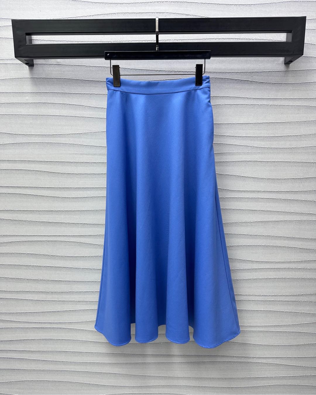 NO:318787,Dio*2025 new product is available on the shelves of high-waist umbrella skirt custom YB imported cotton material, crisp and stylish, classic and versatile color, high-waist A-shaped style, added fabric to create a floating swing, walking and swaying posture adds nobility, the upper body is like a Hong Kong-style girl in the 1980s, adding layered look, comfortable without losing the exquisiteness, showing the brand tone, high waist pleated skirt style tailoring, can be matched with jackets in the same series, moderate length, easily highlighting the waist curve, divide the upper short and lower length, extremely tolerant of the figure, meet the various needs of daily commuting and dates, high version,,dior, skirts, jackets & coats,alexander wang19860909Dio*2025新品上架高腰伞状半身裙定制YB进口人棉材质 挺括有型 通体素色经典百搭又耐看 高腰A字版型 加增面料打造飘荡大摆 行走摇曳生姿更添高贵 上身宛如八十年代港风女郎 增添造型层次感 舒适而不失精致 彰显品牌调性 高腰压褶半裙版型剪裁 可搭配同系列外套 长度适中修饰腰胯 轻松突出腰部曲线 划分上短下长好比例 对身材包容度极高 满足日常通勤约会多种穿搭需求  高版本,,dior,skirts,jackets & coats,alexander wang,Women's clothing