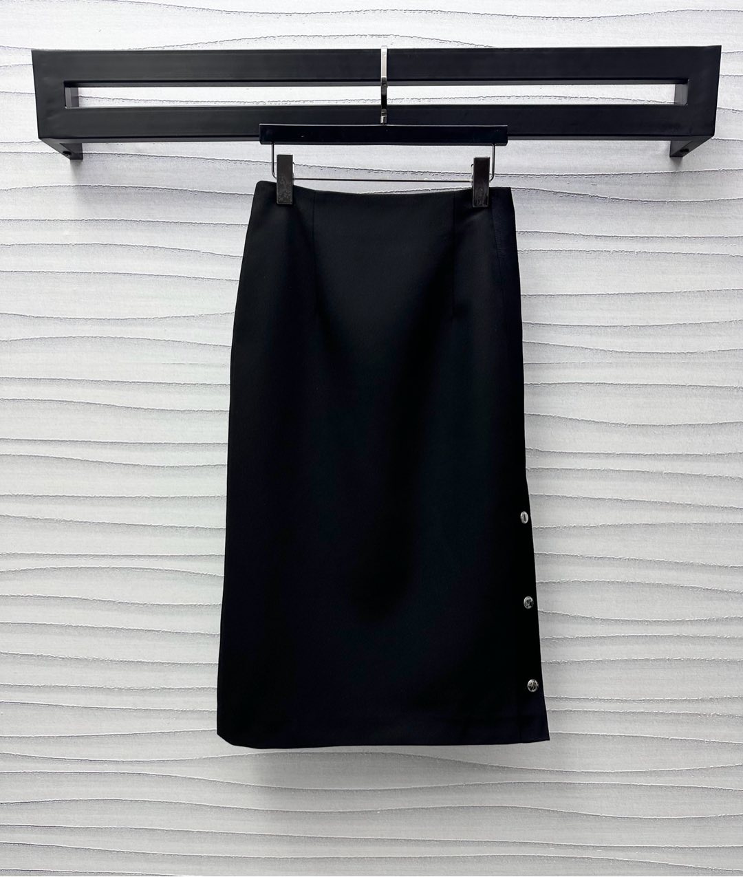 NO:318793,Dio*2025 new product placket button slit skirt customized YB imported cotton material, shiny and comfortable texture, smooth cut, single-sided skirt decoration with engraved placket button to adjust the slit design, add layering of the shape, low-key highlights the brand's luxury style, simple and atmospheric style, highlights the pros and cons of waist improvement, development of surface accessories, mid-length skirt style, show high-inspired temperament, elegant and versatile, high-end version,,dior, skirts,alexander wang19860909Dio*2025新品上架襟扣开衩半裙定制YB进口人棉材质 质感光泽舒适 裁剪垂顺流畅 单侧裙摆饰以刻印襟扣调节开衩设计 增添造型层次感 低调彰显品牌奢华格调 风格简约大气 凸显腰身改善利弊 面辅料开发 中长款半身裙版型剪裁 展现高知气质风姿 优雅百搭 高版本,,dior,skirts,alexander wang,Women's clothing