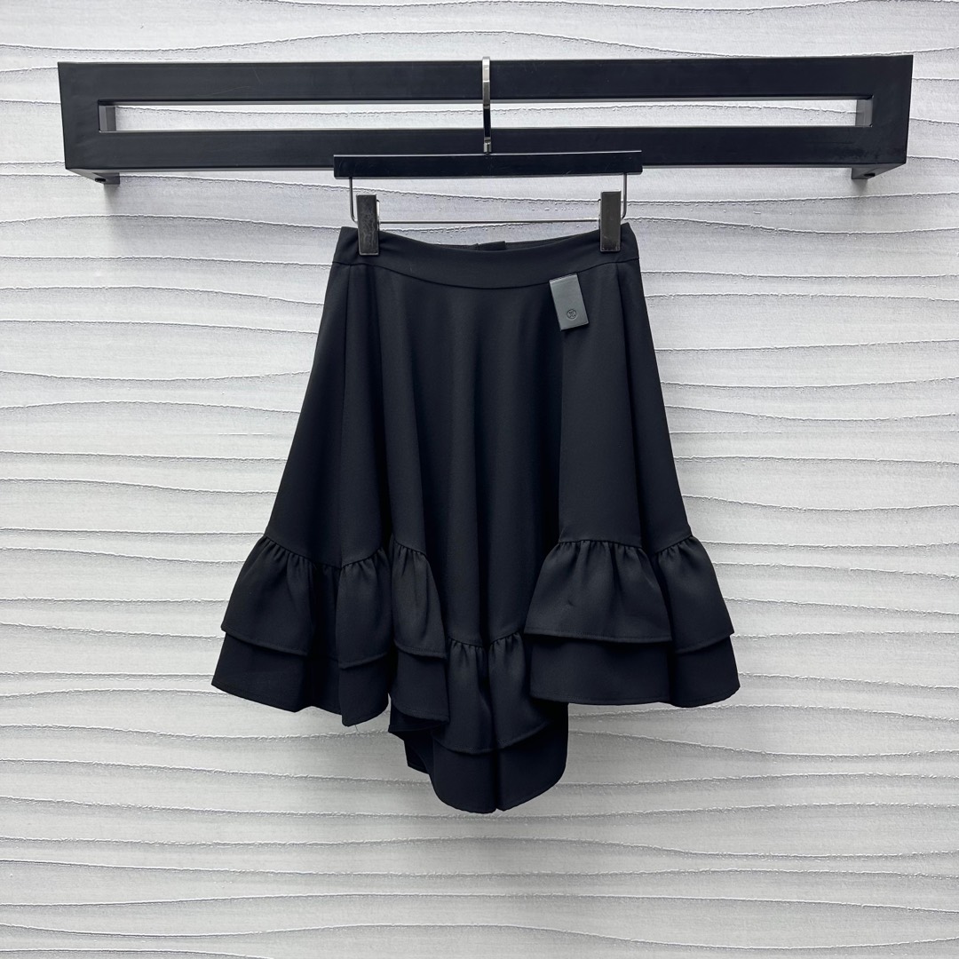 NO:318782,Louis Vuitto*2025 new product is available on the leather label fishtail skirt custom YB imported twill material. High-quality texture and full of quality. High-waist pleated on the hem. Added fabric to create a pleated effect. Added layering of the shape. Walking swaying posture adds nobility. The leather label is embellished with the zipper adjustment of the back waist letters to highlight the brand tone. Face and auxiliary materials development. Fishtail skirt style cut. The upper body looks like a Hong Kong-style girl in the 1980s. Daily commuting and attending important occasions to show luxury taste. High-version, louis vuitton, skirts, alexander wang19860909Louis Vuitto*2025新品上架皮标鱼尾半裙定制YB进口斜纹绸材质 质感高级 品相十足 高腰压褶于下摆散开 加增面料打造褶皱效果 增添造型层次感 行走摇曳生姿更添高贵 皮标细节点缀呼应后腰字母拉链调节 彰显品牌调性 面辅料开发 鱼尾半身裙版型剪裁 上身宛如八十年代港风女郎 日常通勤与出席重要场合 展现奢华品味 高版本,,louis vuitton,skirts,alexander wang,Women's clothing