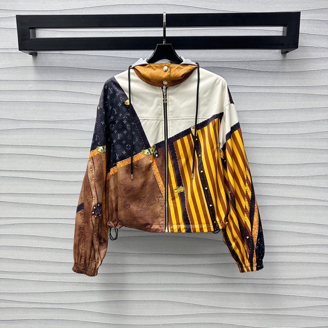 NO:318774,Louis Vuitto* 2025 new product launches hooded printed charge jacket customized YB imported recycled nylon material, crisp and stylish, high-quality texture, zippered hooded lapel two-wear jacket, large body positioning, full-print brown-black checkerboard plaid and locks, highlighting the brand tone, fashionable and handsome atmosphere, adapting to the wear needs of various outdoor activities, hem drawstring adjustment, add layering of styling, easy to put on and take off, development of auxiliary materials, hooded jacket jacket style tailoring, single wear inner wear, and fashionable, show fashionable charm whether it is daily or leisure and entertainment. High-end version,,louis vuitton, jackets & coats, jackets & coats,hats,alexander wang19860909Louis Vuitto*2025新品上架连帽印花冲锋外套定制YB进口再生尼龙材质 挺括有型 质感上乘 拉链连帽翻领两穿外套 大身定位满印棕黑色系棋盘格纹和锁扣等元素 彰显品牌调性 氛围时髦帅气 适应多种户外活动的穿搭需求 下摆抽绳松紧调节 增添造型层次感 穿脱方便 面辅料开发 连帽夹克外套版型剪裁 单穿内搭出彩时髦 无论日常还是休闲娱乐都能展现时尚魅力  高版本,,louis vuitton,jackets & coats,jackets & coats,hats,alexander wang,Women's clothing