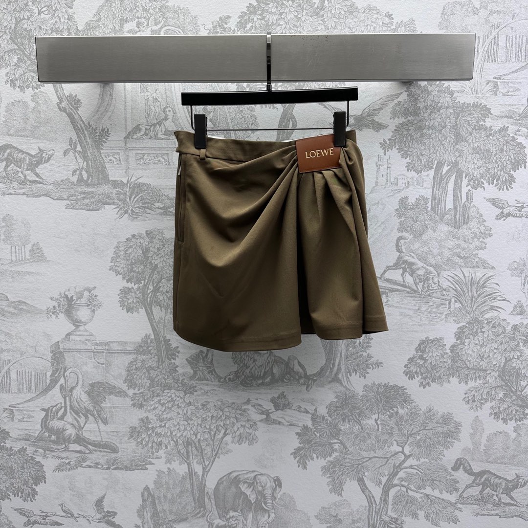 NO:318781,Loew*2025 new product is available on the shelves of leather pleated skirts, custom YB imported twill cotton material, delicate texture, breathable and comfortable, single-sided pleats form an oblique direction design, adding layered shape, iconic letter leather logo embellishment, highlighting the brand tone, effectively covering the flesh, easily outlining the beauty of the human body, making it more crisp and stylish, surface auxiliary materials development, irregular short skirt tailoring, easy to wear long legs, daily commuting, fashionable and fashionable, high-version 3 colors,,loewe, skirts, alexander wang19860909Loew*2025新品上架皮标褶皱半裙定制YB进口斜纹棉材质 质感细腻 透气舒适 单侧捏褶形成斜分走向设计 增添造型层次感 标志性字母皮标点缀之上 彰显品牌调性 款式有效遮肉 轻松勾勒人体曲线美 更显挺括有型 面辅料开发 不规则短裙剪裁 轻松穿出长腿魅力 日常通勤随意搭配时髦洋气  高版本3色,,loewe,skirts,alexander wang,Women's clothing